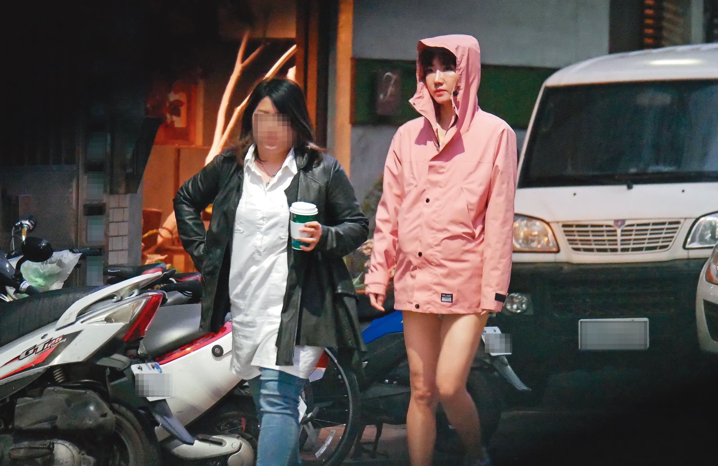 12/18 17：16，到激情花店踩點後，謝忻（右）跟著花店老闆娘開車到新北中和看房。