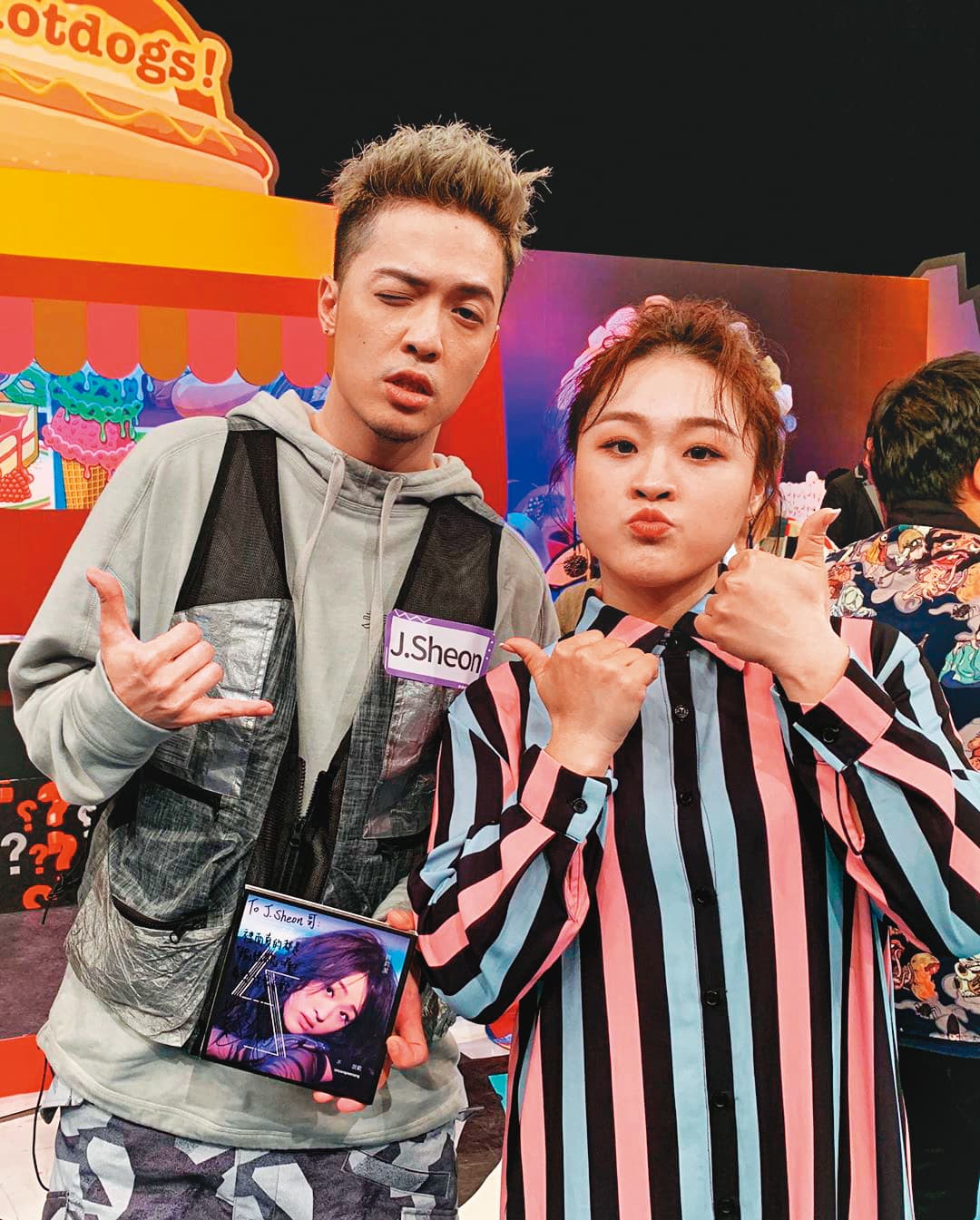 如願成為歌手後，許莉潔（右）上節目通告遇到偶像J.Sheon（左），趕緊奉上新專輯給對方。（翻攝自許莉潔IG）