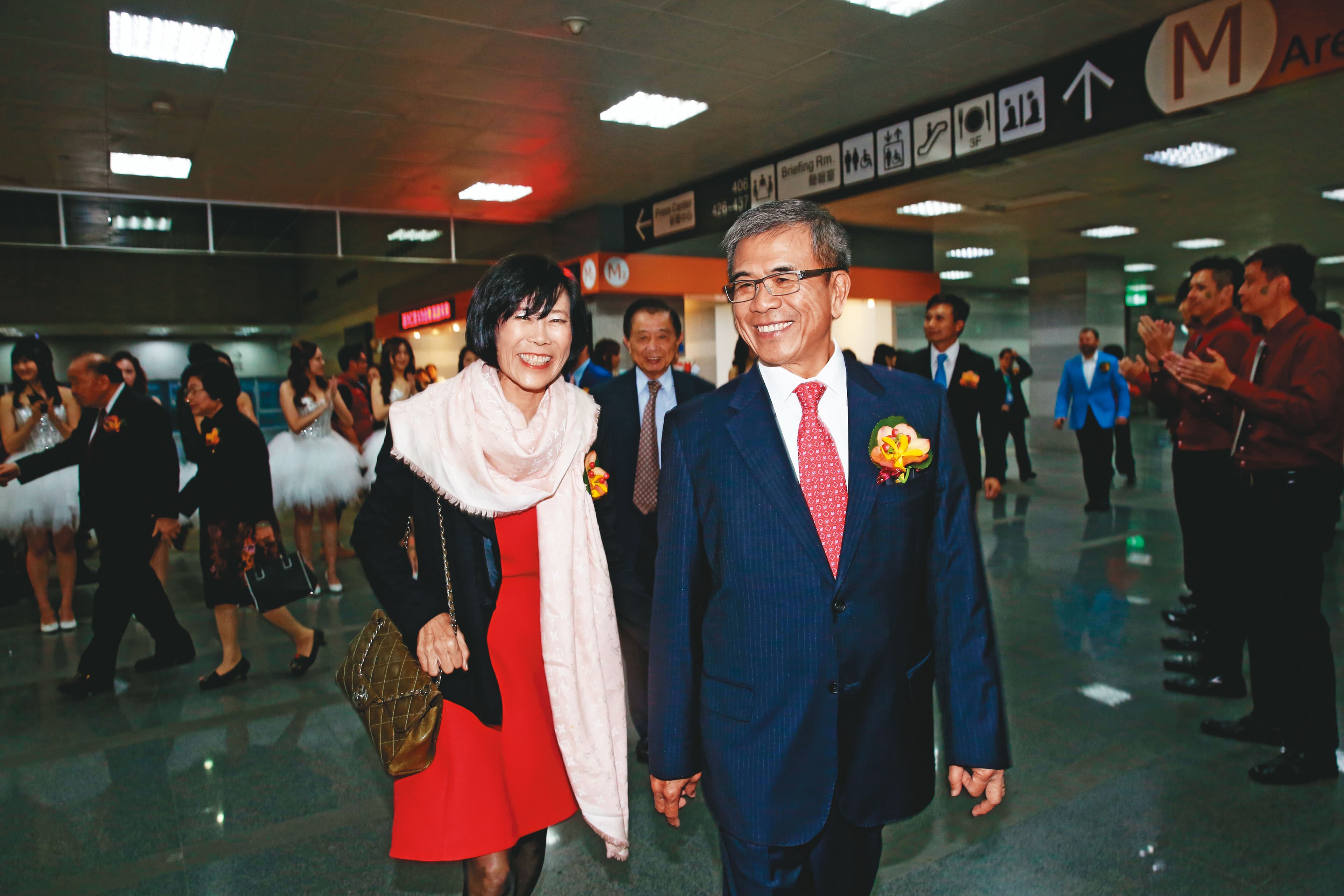 陳瑞聰太太和他出席仁寶集團的尾牙，2人是恩愛夫妻檔。