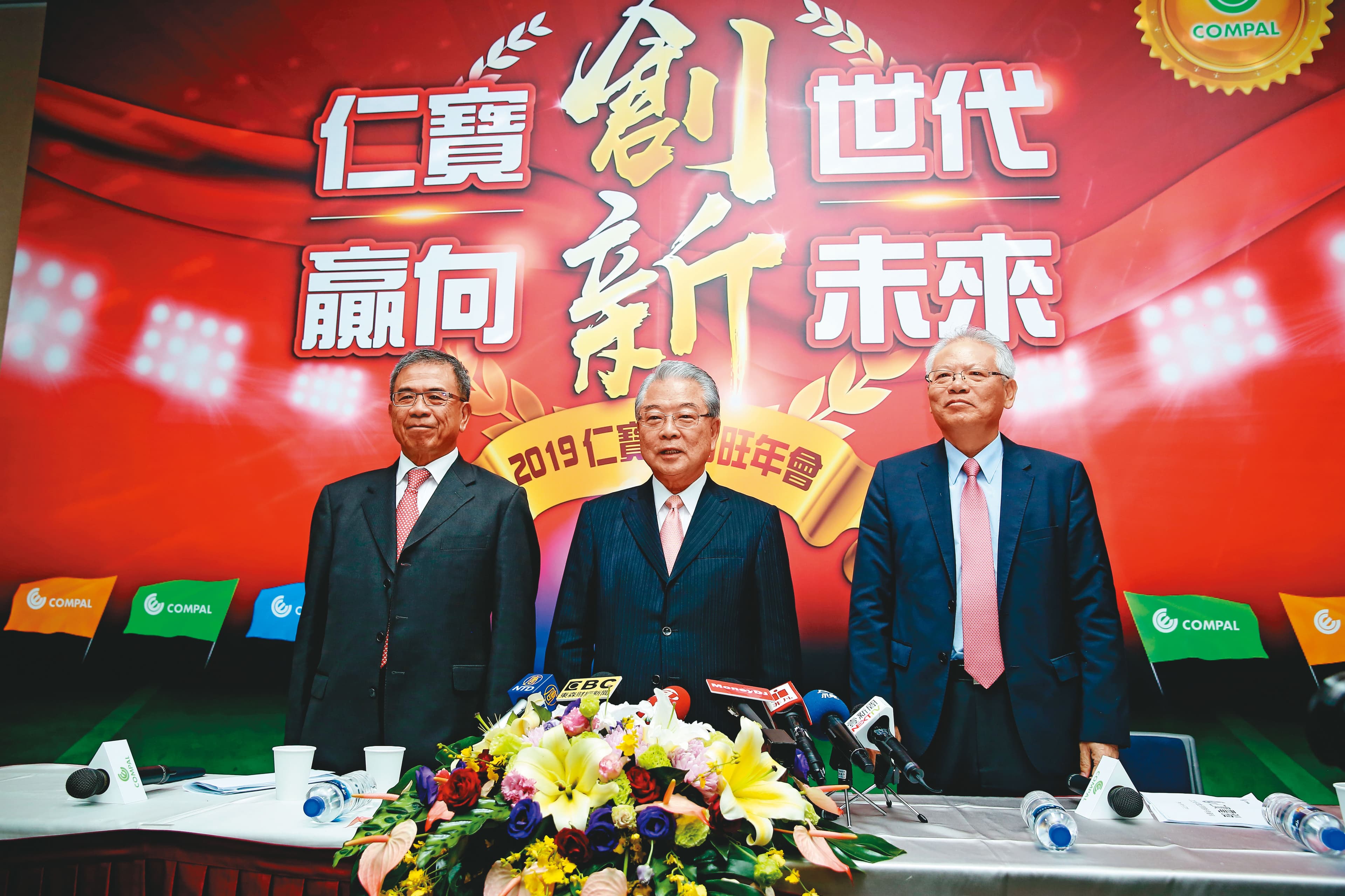 許勝雄（中）也是有名的愛妻一族，面對老臣陳瑞聰（左）帶小三偷情，不知作何感想。