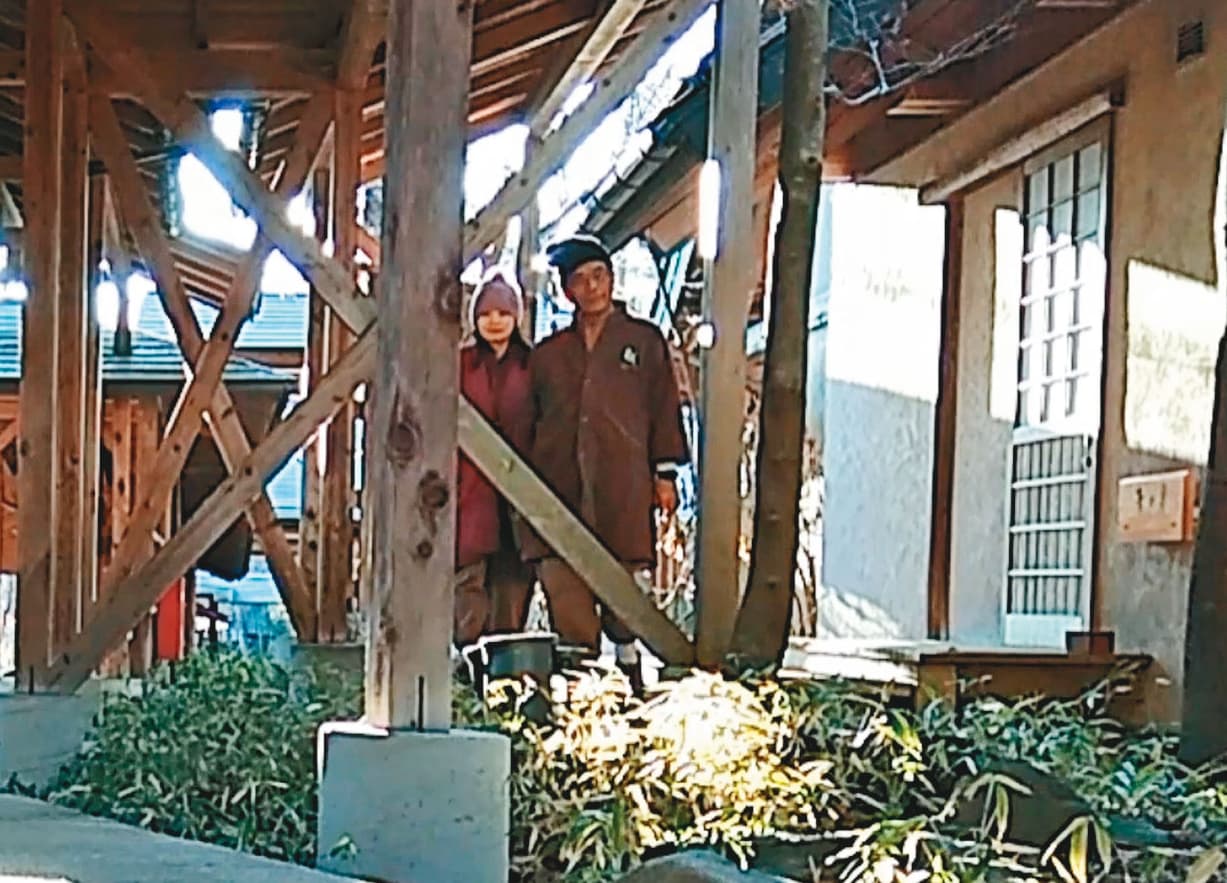 12/16 07：55　第2天早上2人依偎步出房間。
