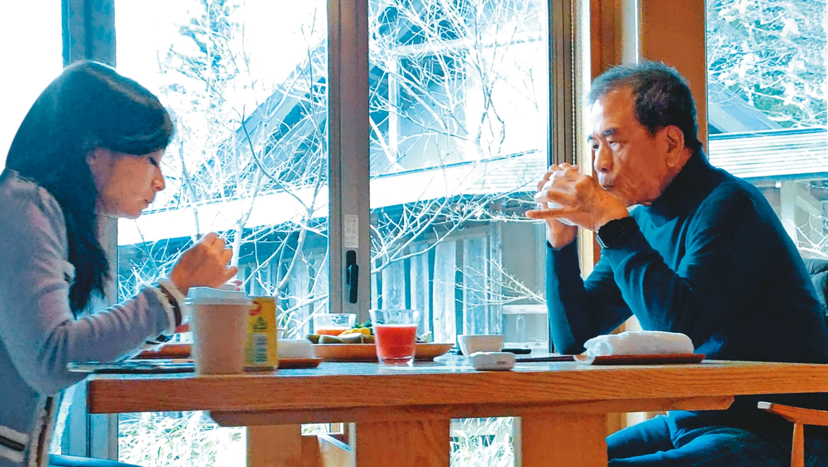 12/17 08：27 第3天在飯店吃早餐，2人似乎各有心事。