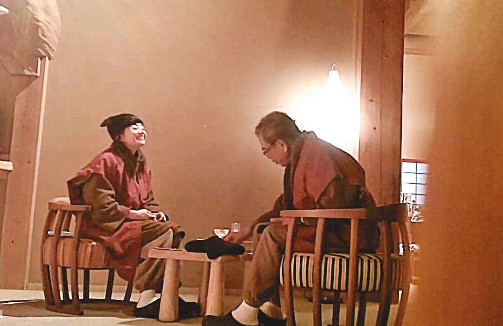 12/16 19：34　第2天晚餐後，2人在大廳休息室吃甜點。