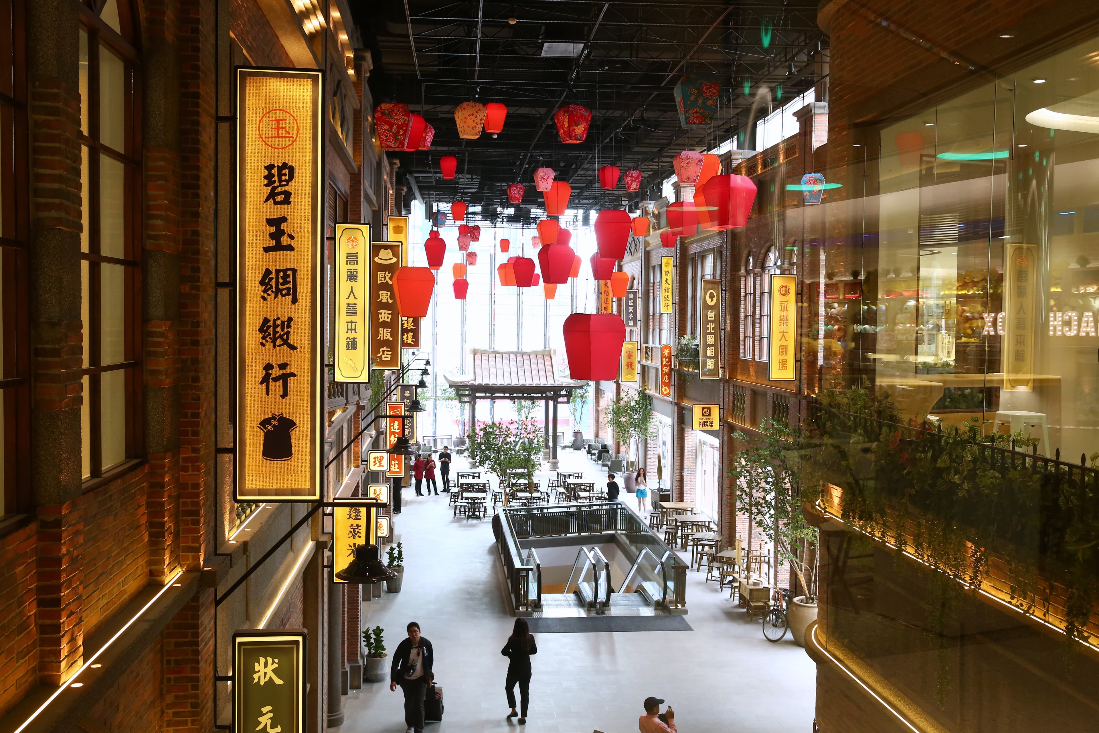 遠百還把台灣老街搬進百貨，讓顧客能感受台灣傳統文化之美。
