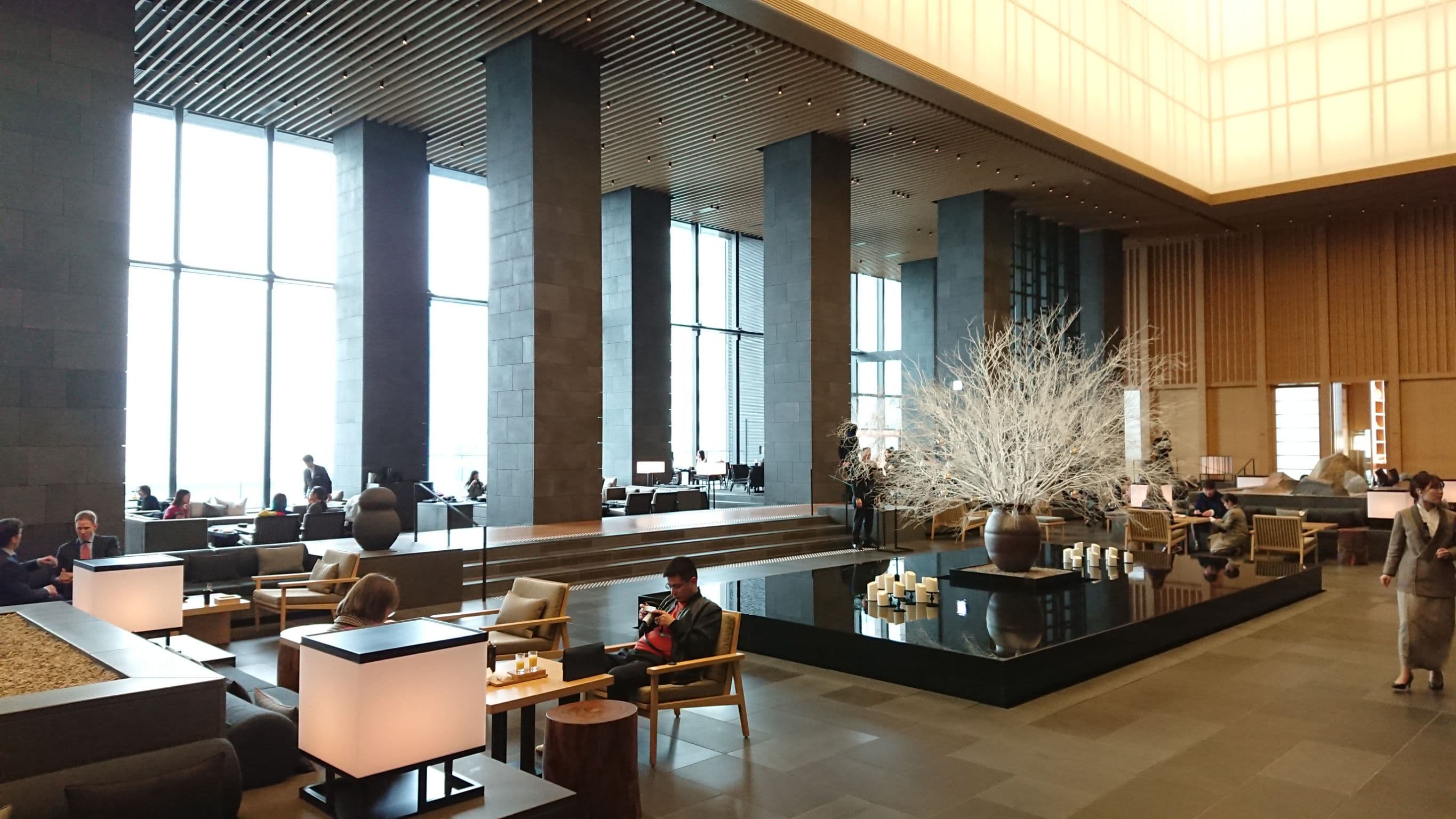 東京安縵位在瑞穗銀行總部上的33樓到38樓，窗邊就能俯視東京市景。