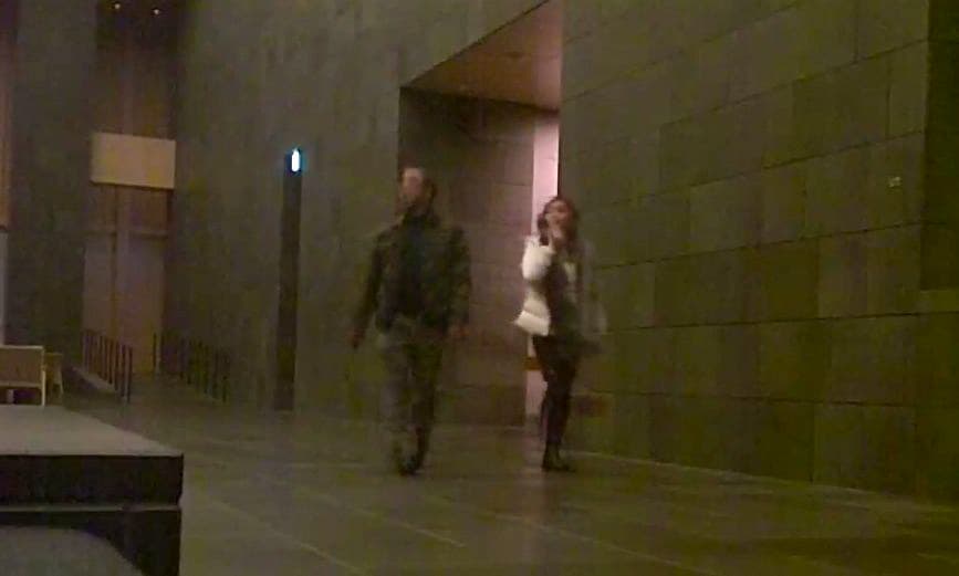 陳瑞聰和陳女兩人一起漫步在1晚要價日幣12萬元起跳的東京安縵（Aman Tokyo）飯店大廳。