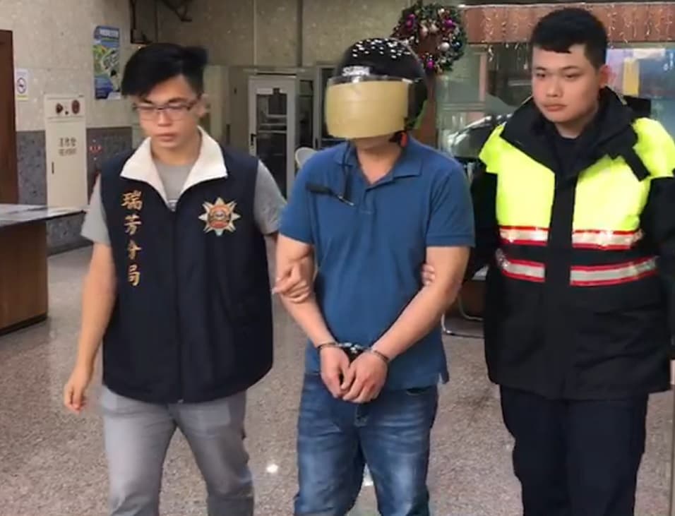 瑞芳警經2小時追查，將肇逃的阮姓外籍移工逮捕並送法辦。（翻攝畫面）