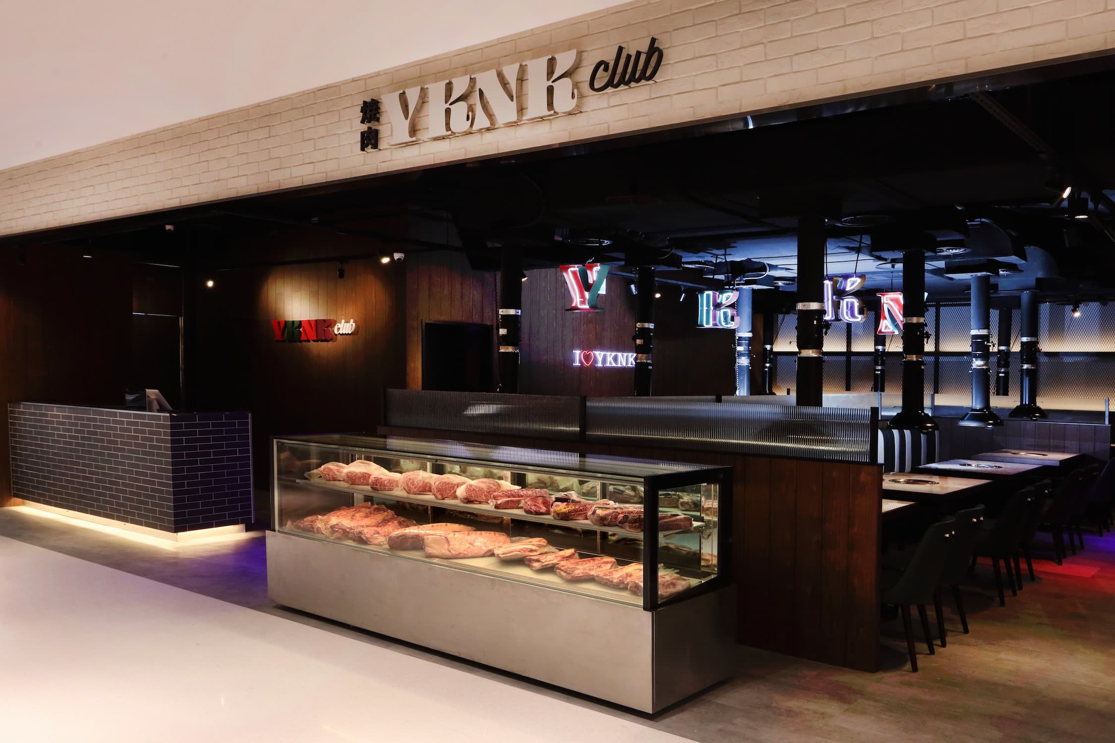 YKNK Club以夜店風新潮空間結合燒肉與酒吧，搶攻影城客人深夜食堂商機。