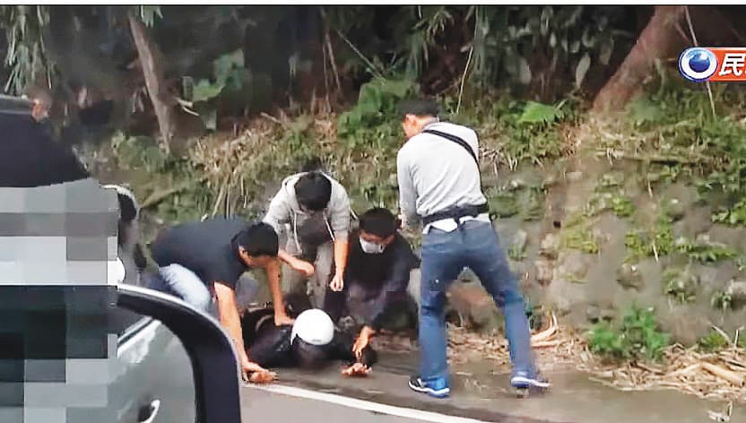 洪元勛（趴地者）不滿沒拿到說好的安家費，寫信向法官和檢察官告發，其實真正的製毒教父另有其人。圖為洪2017年遭逮捕畫面。（翻攝民視新聞）