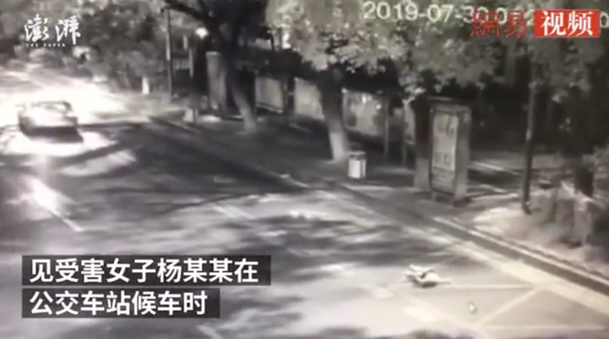 女子走路開始搖晃，最後因體力不支而倒地。（翻攝網易）