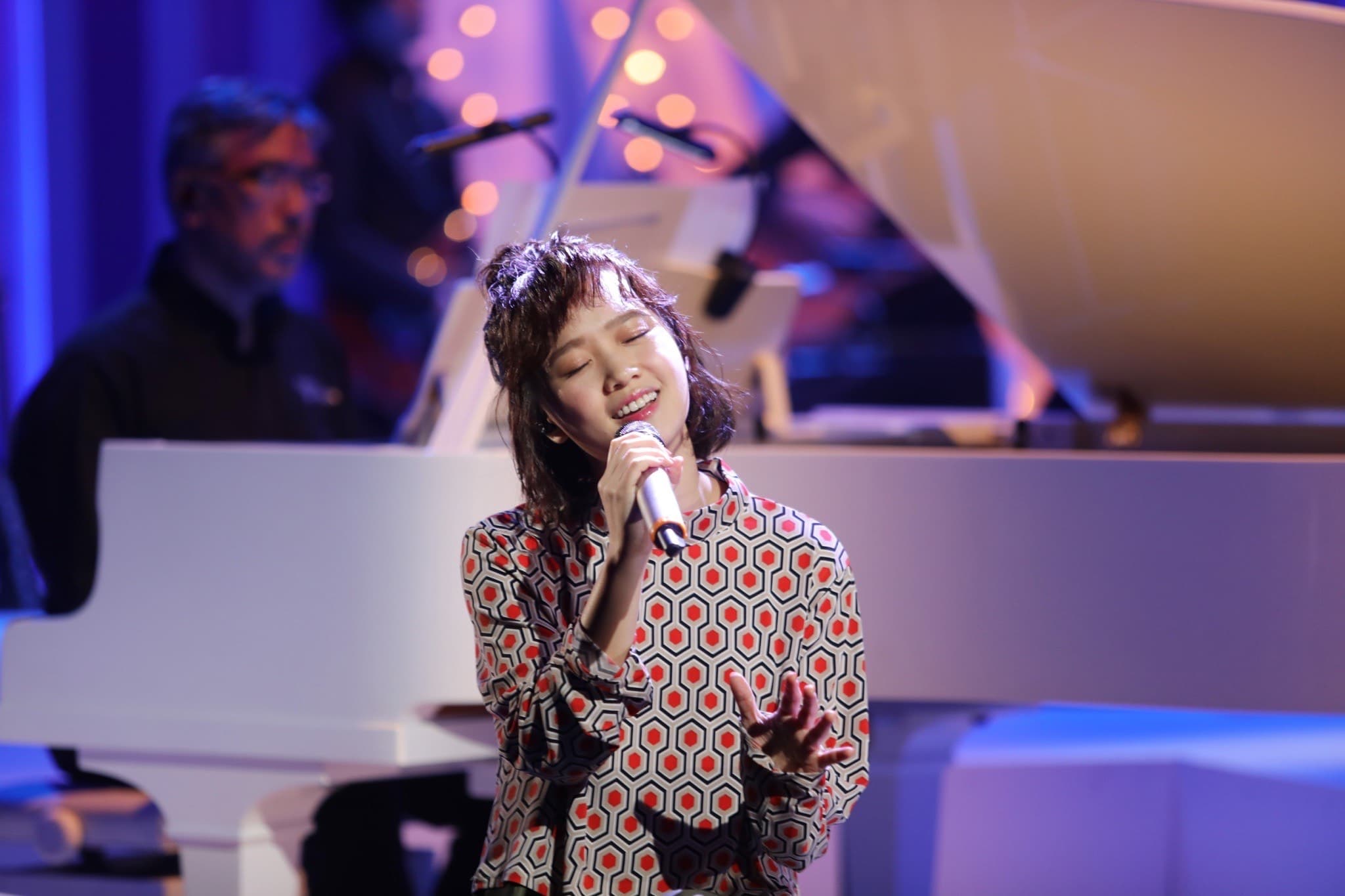 嚴正嵐在節目中也演唱盧廣仲為該劇創作的主題曲〈魚仔〉。（公視提供）