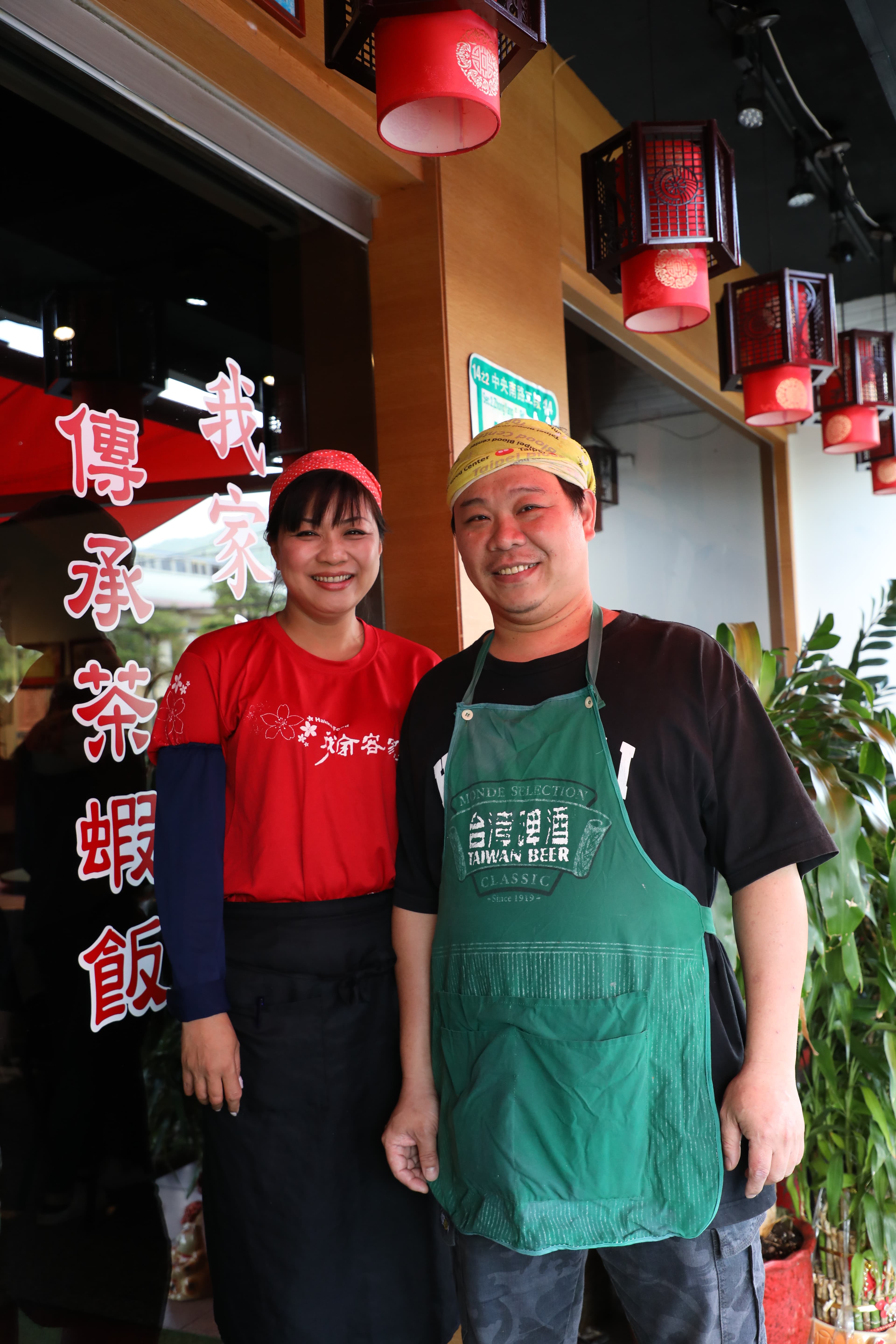 老闆夫妻謝浡勳（右）、江子涵（左）一個主內，一個主外，傳承道地客家滋味。