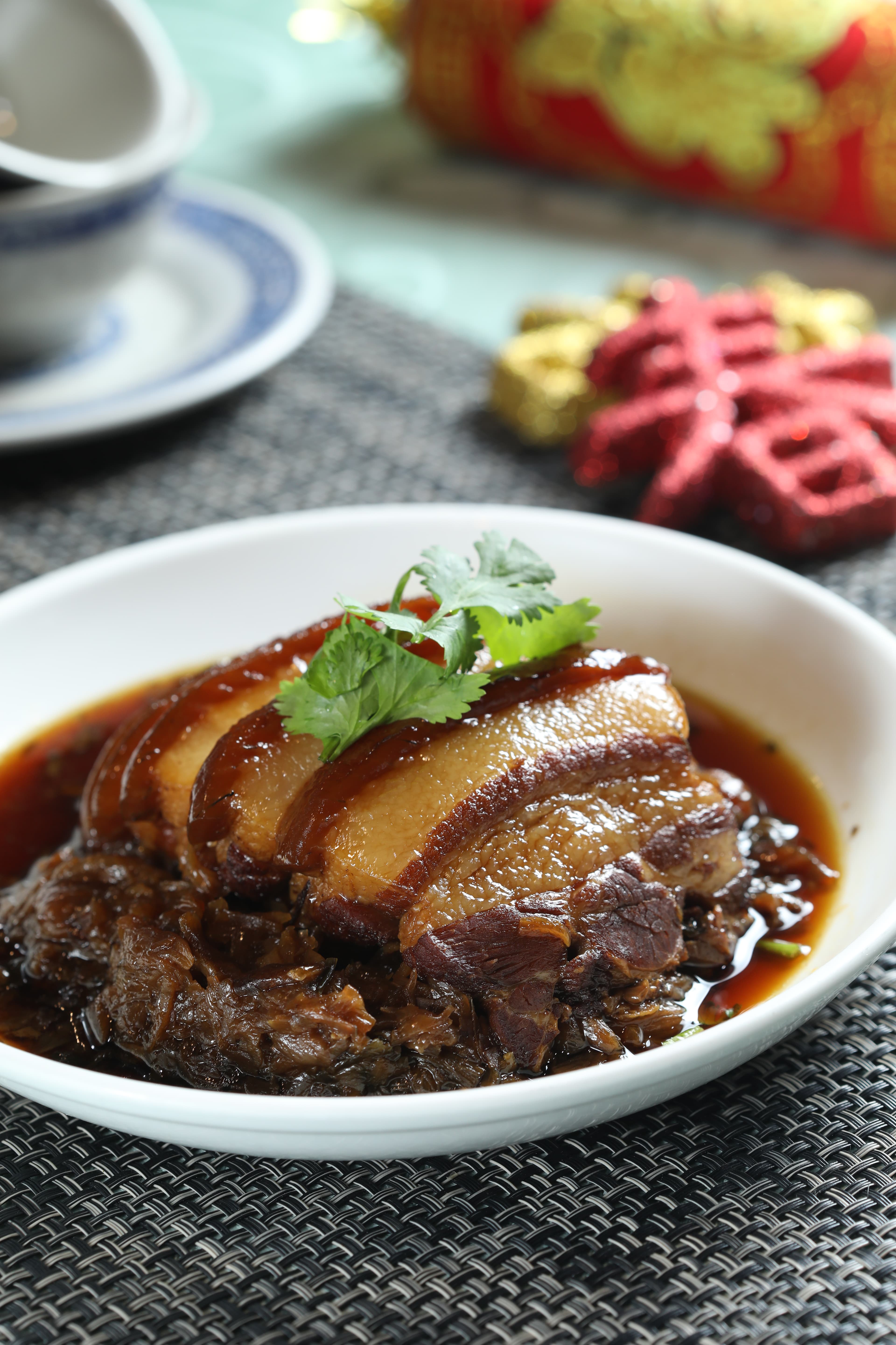 「梅干扣肉」豬肉先炸後滷，梅干菜再和肉同蒸8小時，肥而不膩，也不死鹹。（280元／小份，年菜外帶560元／大份）