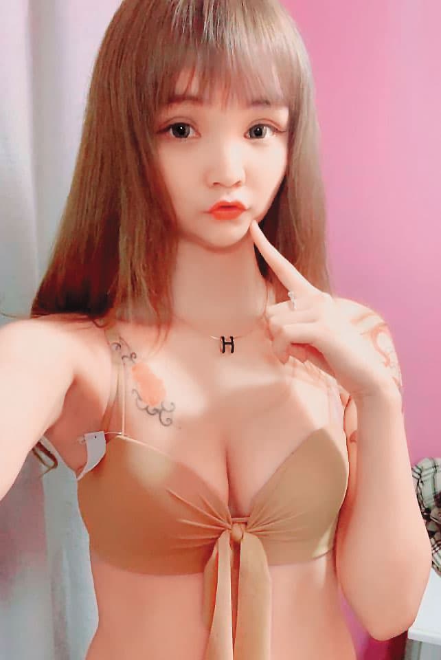 長相甜美、身材火辣的陳韻捷曾是酒店小姐，目前經營網拍事業。（翻攝臉書）