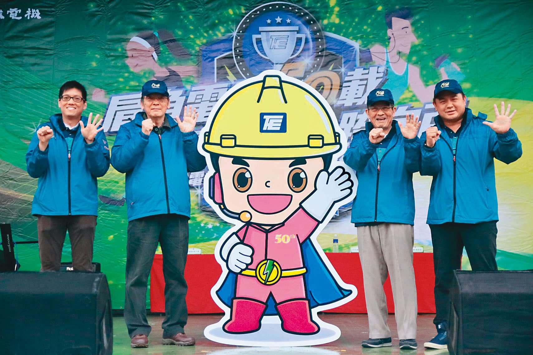 華城電機目前已由許家二代許邦福（左2）、許守雄（右2），以及第三代許逸德（右）、許逸晟（左）等人一同經營。（翻攝華城電機臉書）