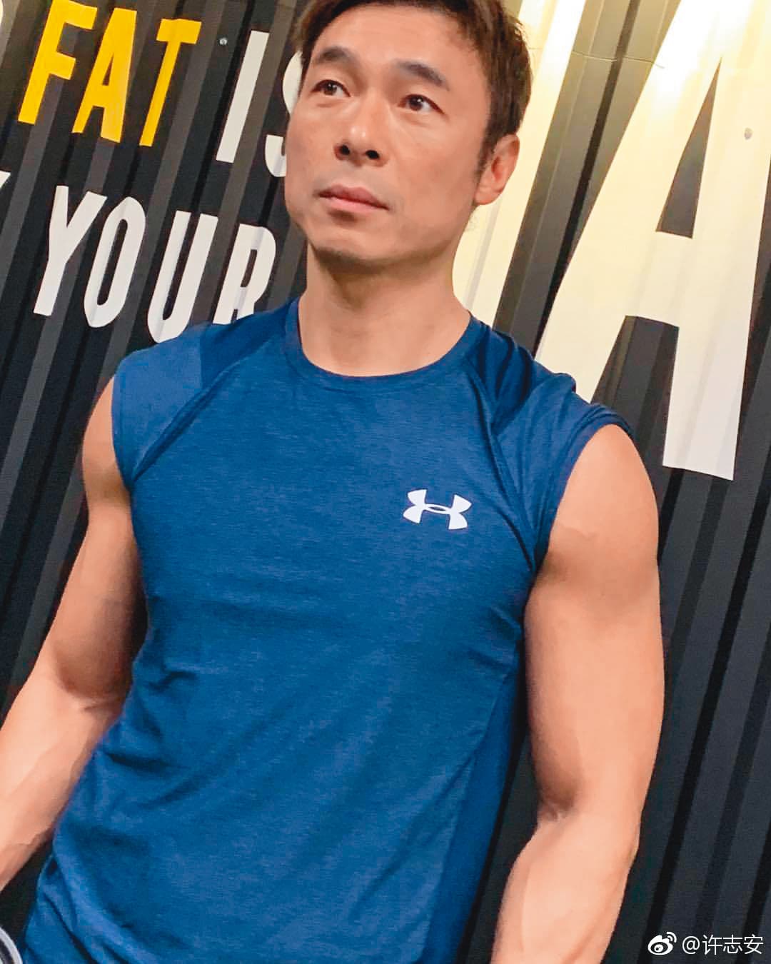 許志安與黃心穎在計程車上忘情激吻，過往深情男的形象瓦解。(翻攝自許志安微博)