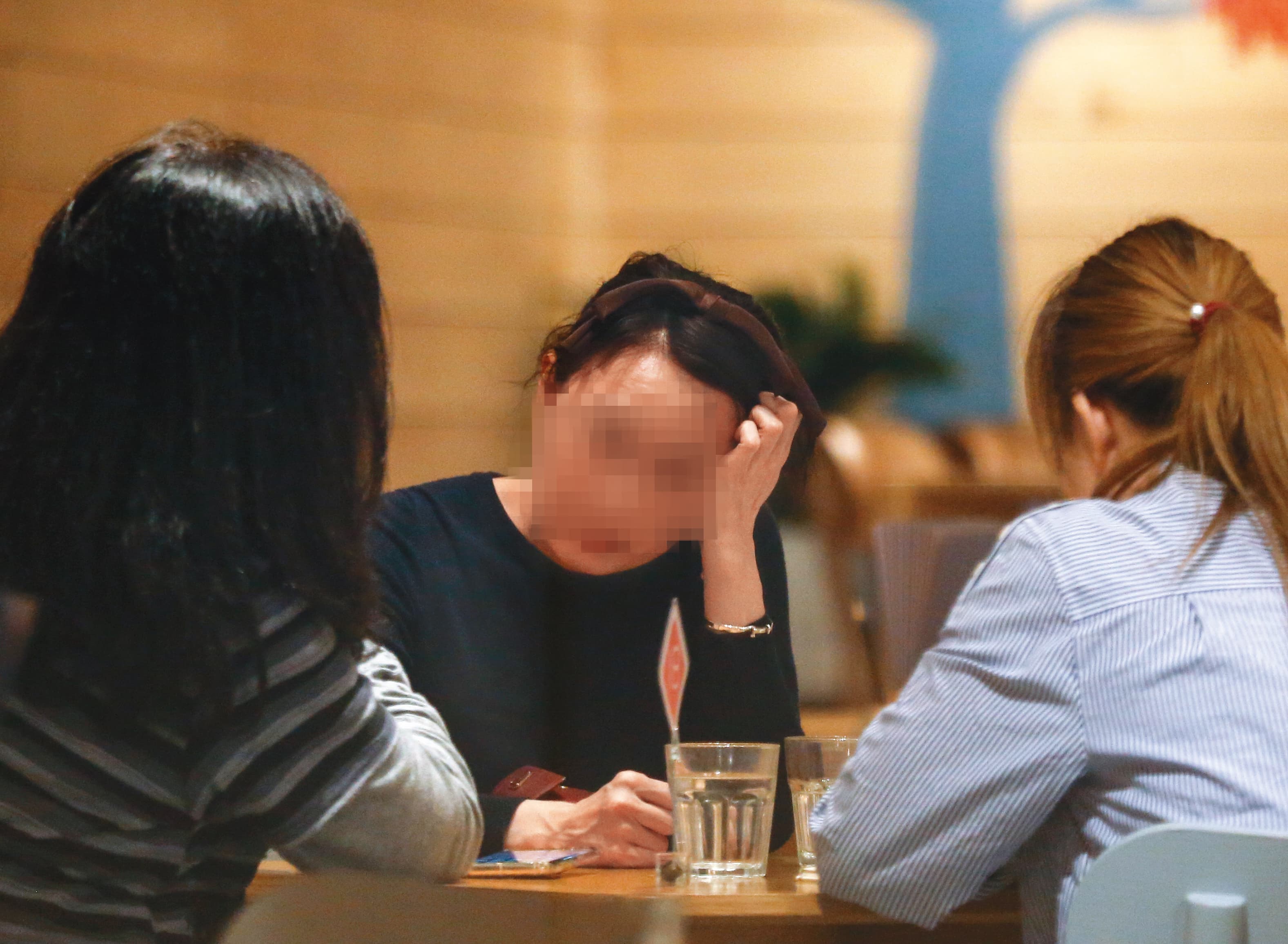 正宮林太太發現老公異常這1年來，經常以淚洗面；接受本刊專訪時，她三度淚流滿面。