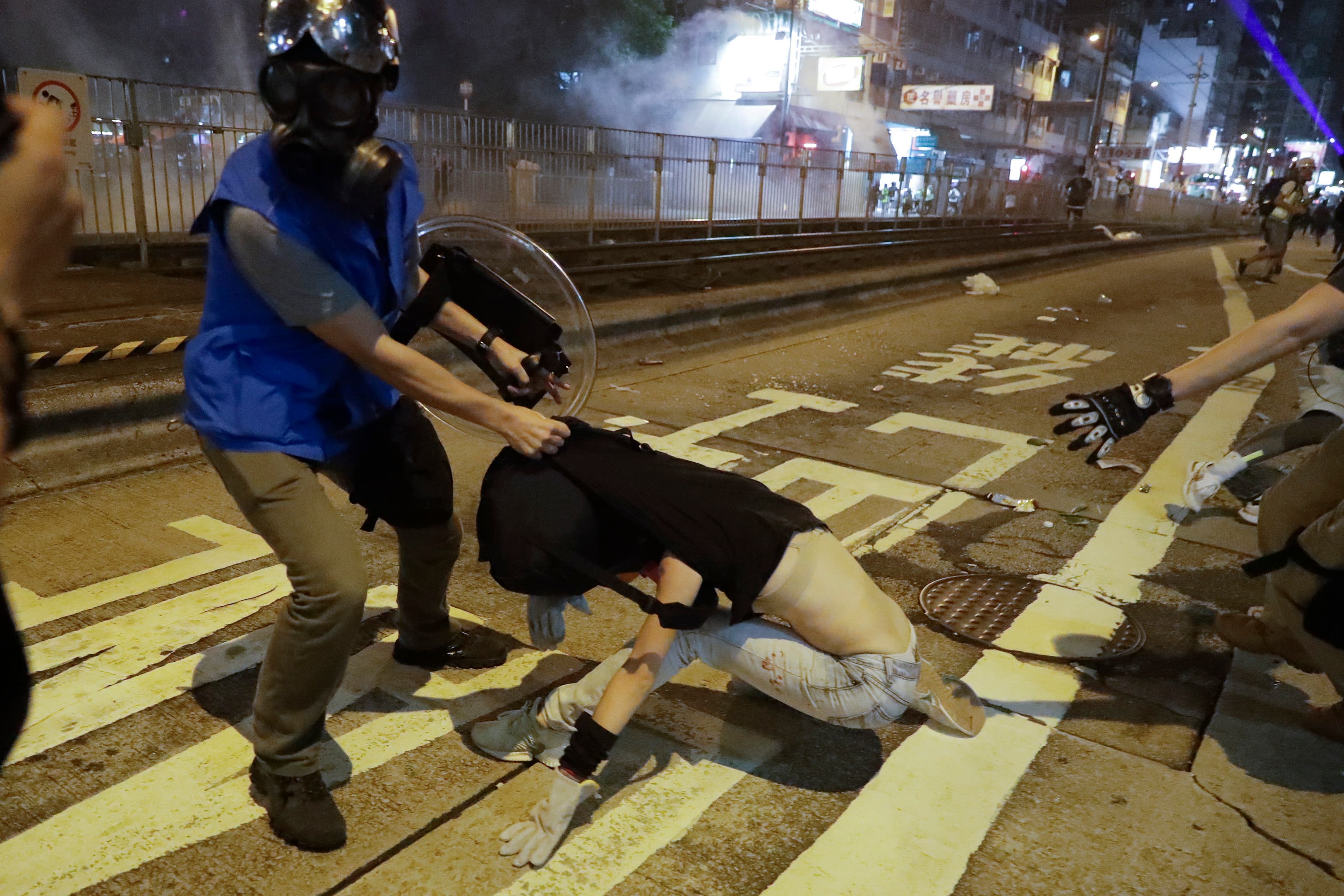 港警粗暴對待女性的影像和證言屢屢見諸媒體。圖為香港一○二一遊行中，港警幾乎扯掉一名女性抗爭者的上衣，露出內衣。（達志影像）