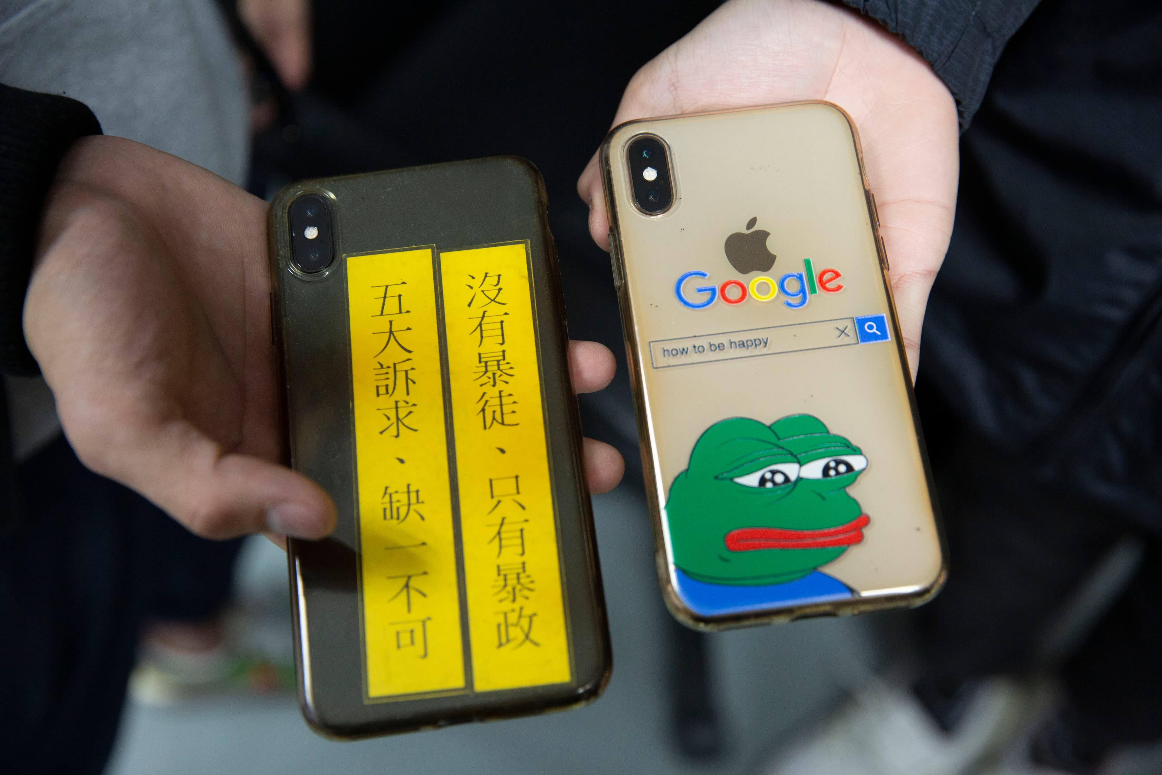 小雞和大寶拿出手機，兩人的手機殼不約而同穿上反送中主題的外衣。