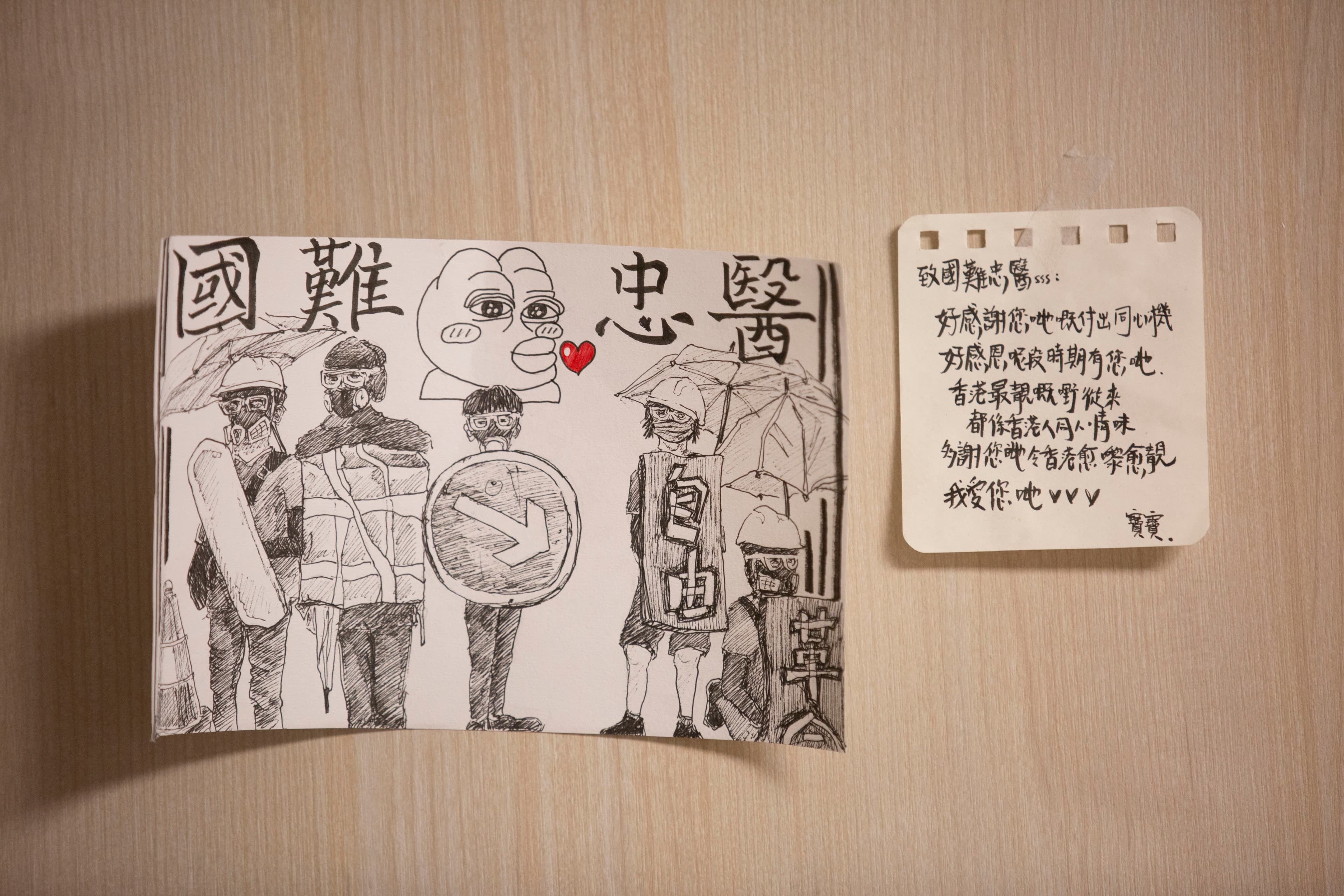 小小的辦公室張貼著來求診的抗爭者的感謝信、自行繪製的漫畫。