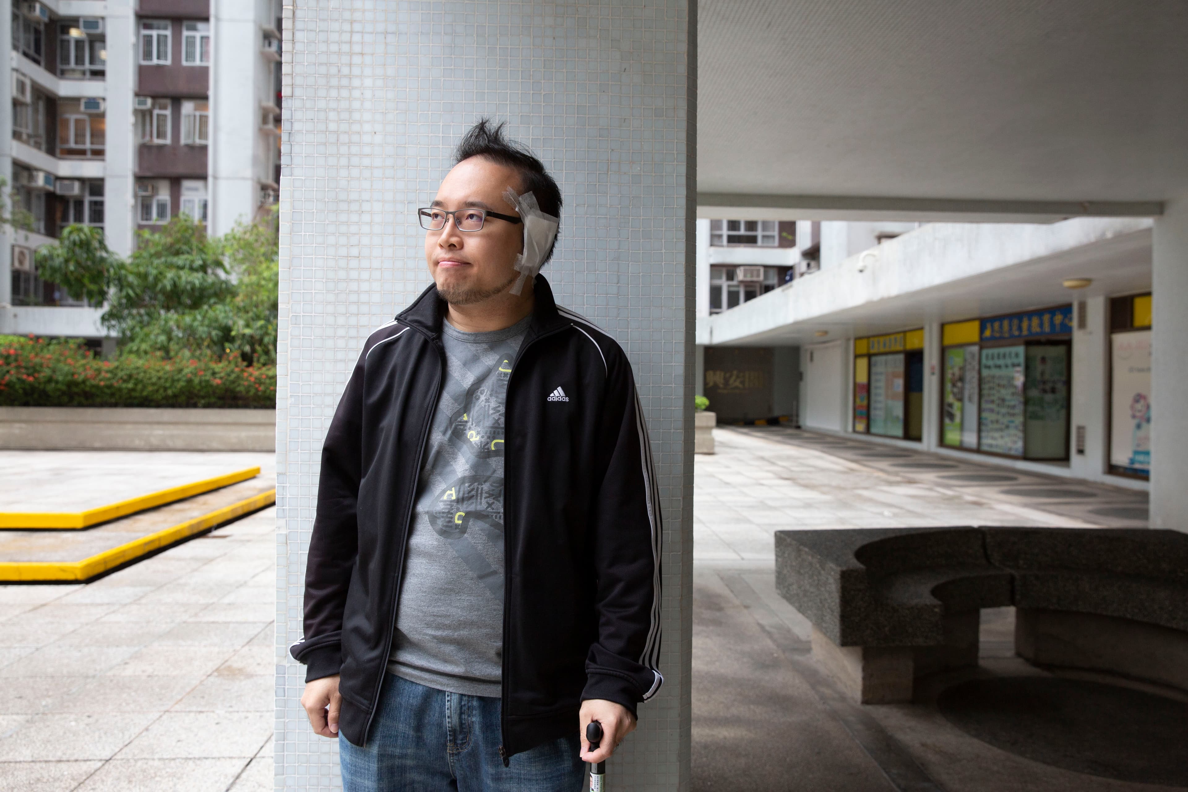 趙家賢遇襲至今，身體仍十分虛弱。圖為他在居住的社區接受訪問。