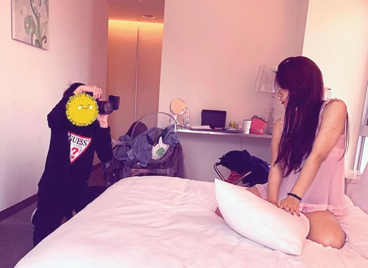 《SWAG》找來多名大膽、敢秀的火辣直播主，為她們拍攝宣傳照片。（翻攝《SWAG》官方臉書）