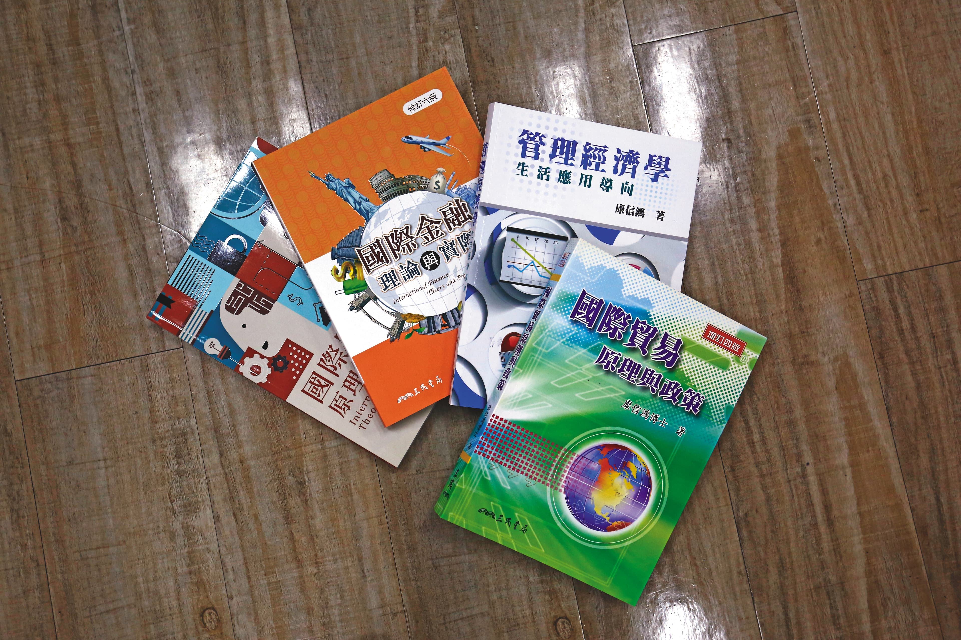 康信鴻在台肥內部開班授課，卻被檢舉用公款購買自己撰寫的4本教科書，有自肥之嫌。