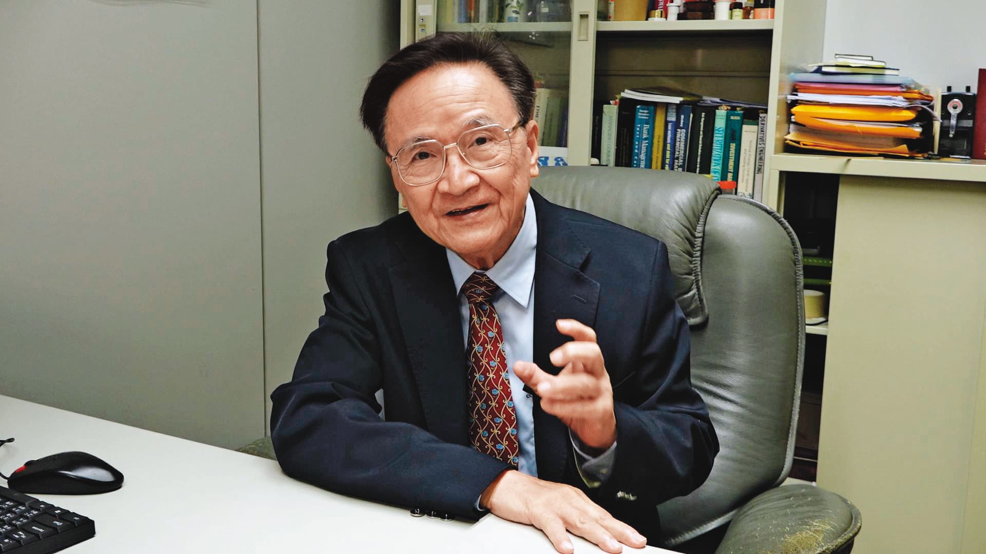 政大金融系教授殷乃平警告投資人，中國債券危機恐讓台灣金融業受創嚴重。（蔡宗儒攝）