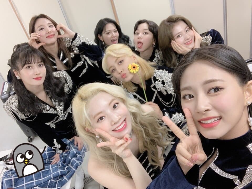 TWICE昨在日本NHK紅白大賞表演，留下跨年合照。（網路圖片）