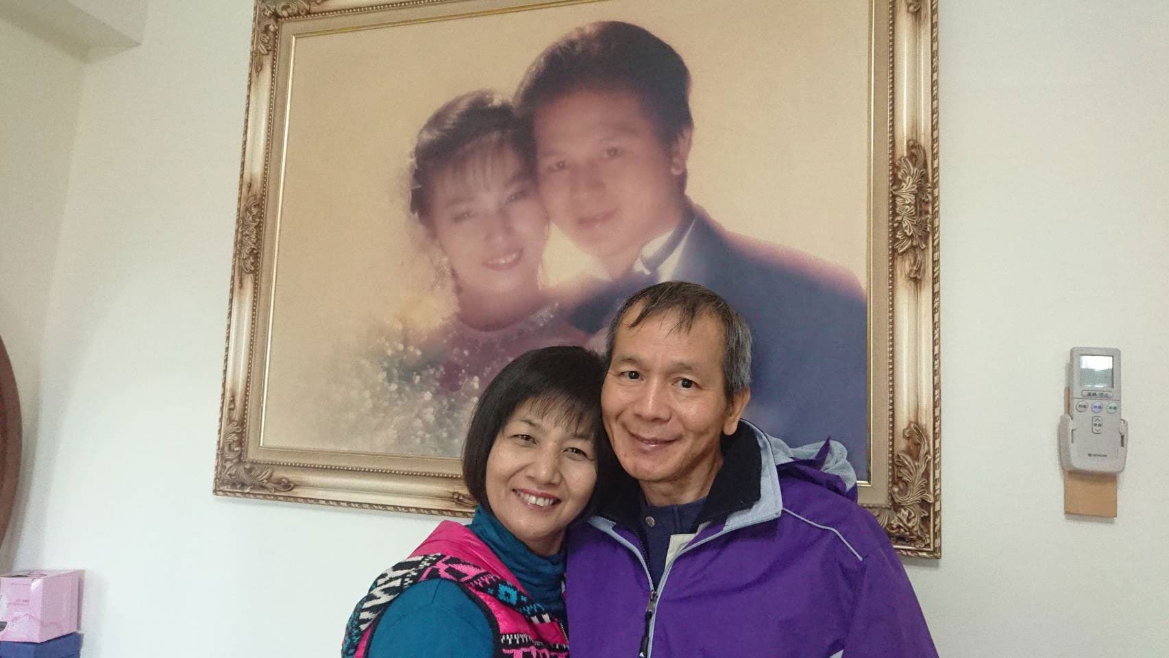 劉鳳蓮（左）把她和林善仁在2人的結婚照前的合影，放在LINE的顯示圖，表示2人「病前病後，一樣相愛。」（劉鳳蓮提供）
