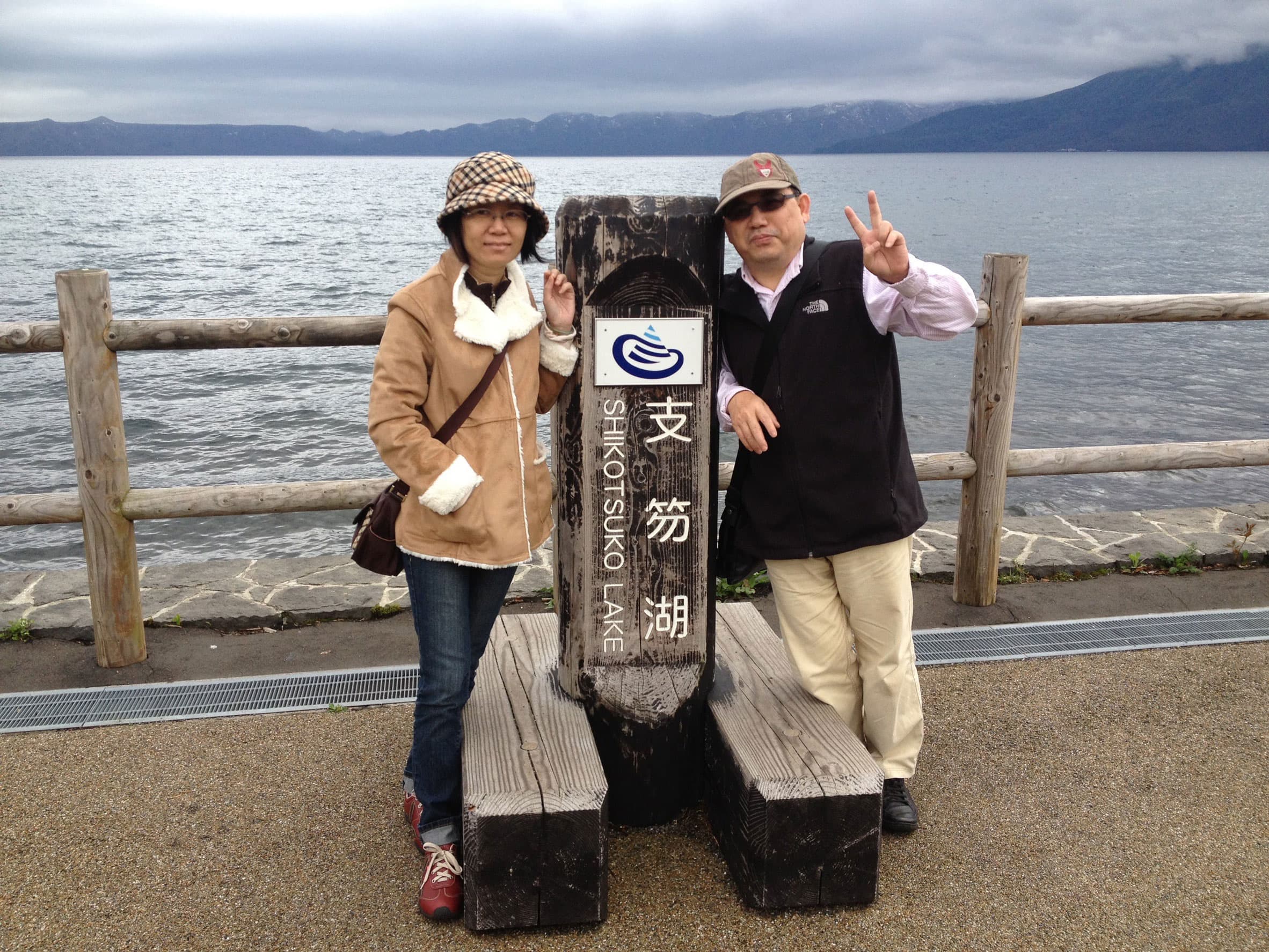 林繼嚴（右）和太太（左）到日本旅遊。他說醫生也鼓勵她多運動，所以只要天氣好，就會出門。（林繼嚴提供）