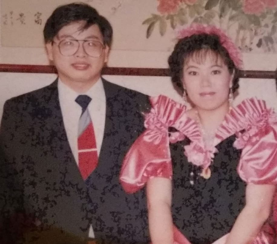 陳素芬（右）和塗智敏（左）訂婚時的照片。那是1988年，先生也忘了，常說：「妳不是陳素芬，陳素芬是我老婆，妳是我女朋友。」
