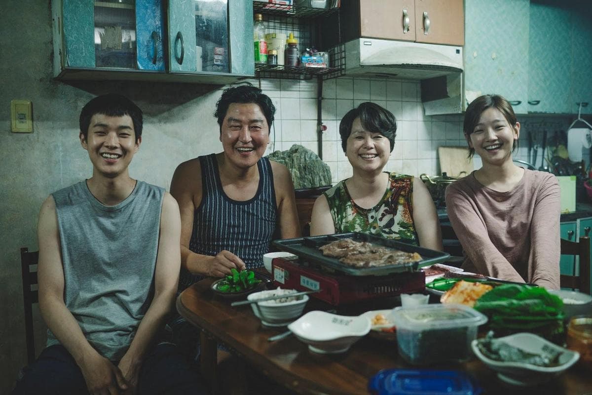 韓片《寄生上流》獲金球獎最佳外語片、最佳導演、最佳劇本3項提名，成為首部入圍金球獎的韓國電影。（CATCHPLAY提供）