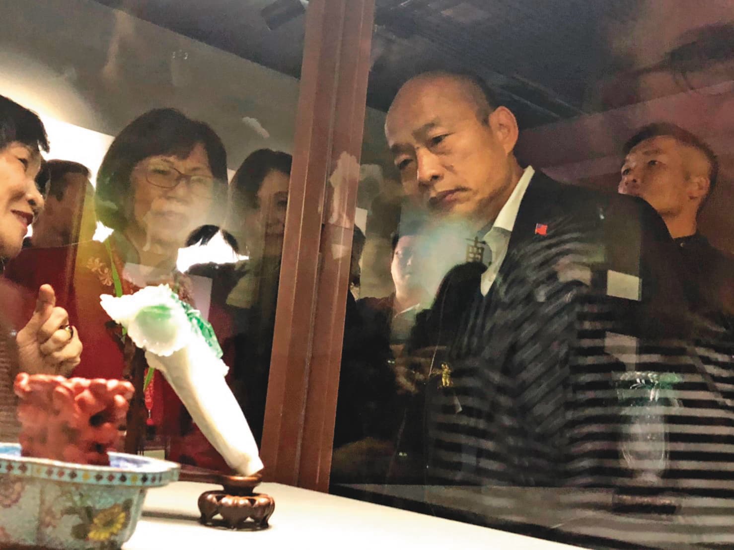 相較於綠營全天拚場，韓國瑜則是老神在在，6日參觀故宮研究文化教育政策。（韓國瑜競辦提供）