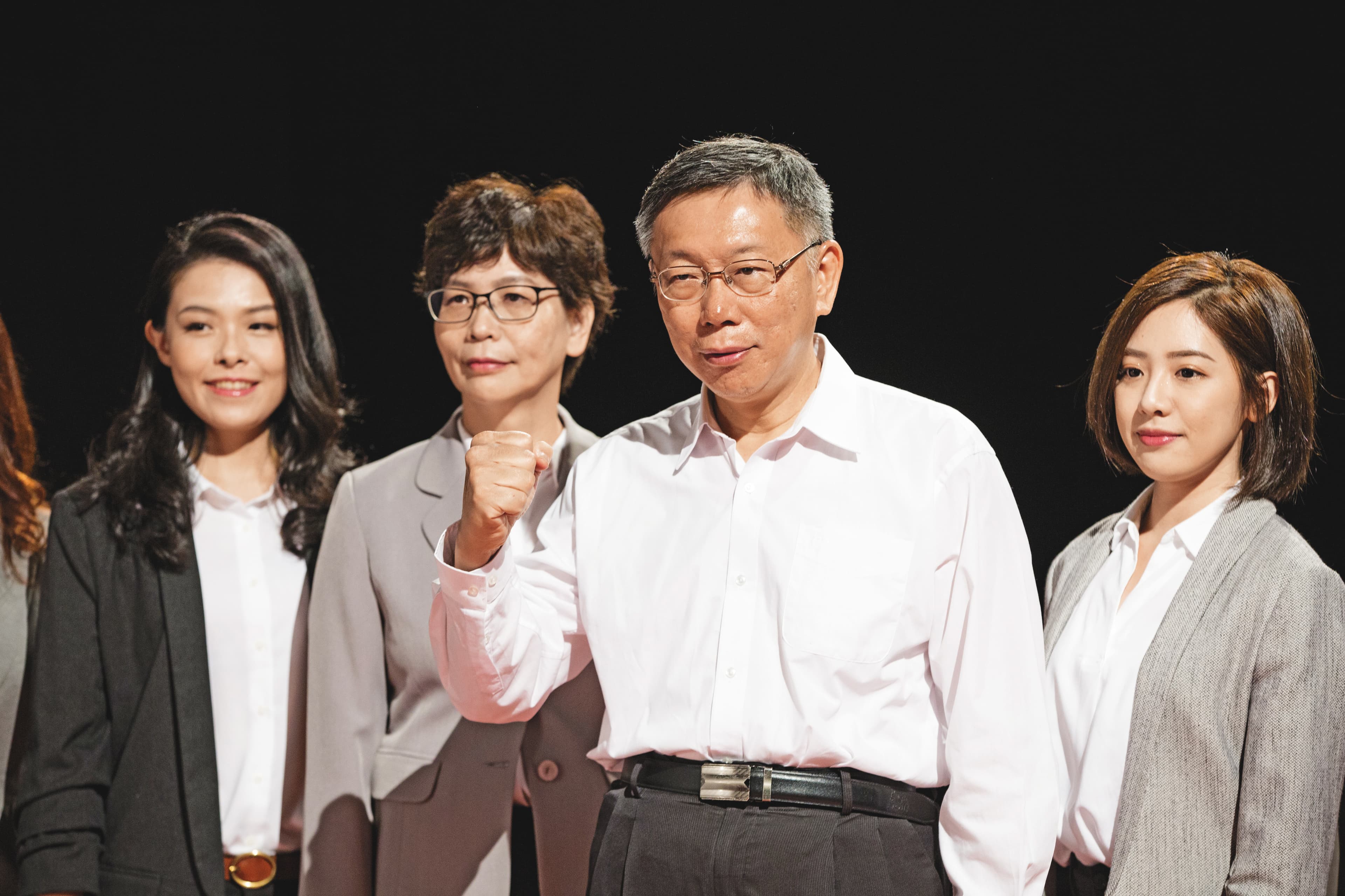 柯文哲（右2）的台灣民眾黨誓言拿下國會第3大黨，心腹蔡壁如（左2）、「學姐」黃瀞瑩（右）選前更跑遍全台基層催票。
