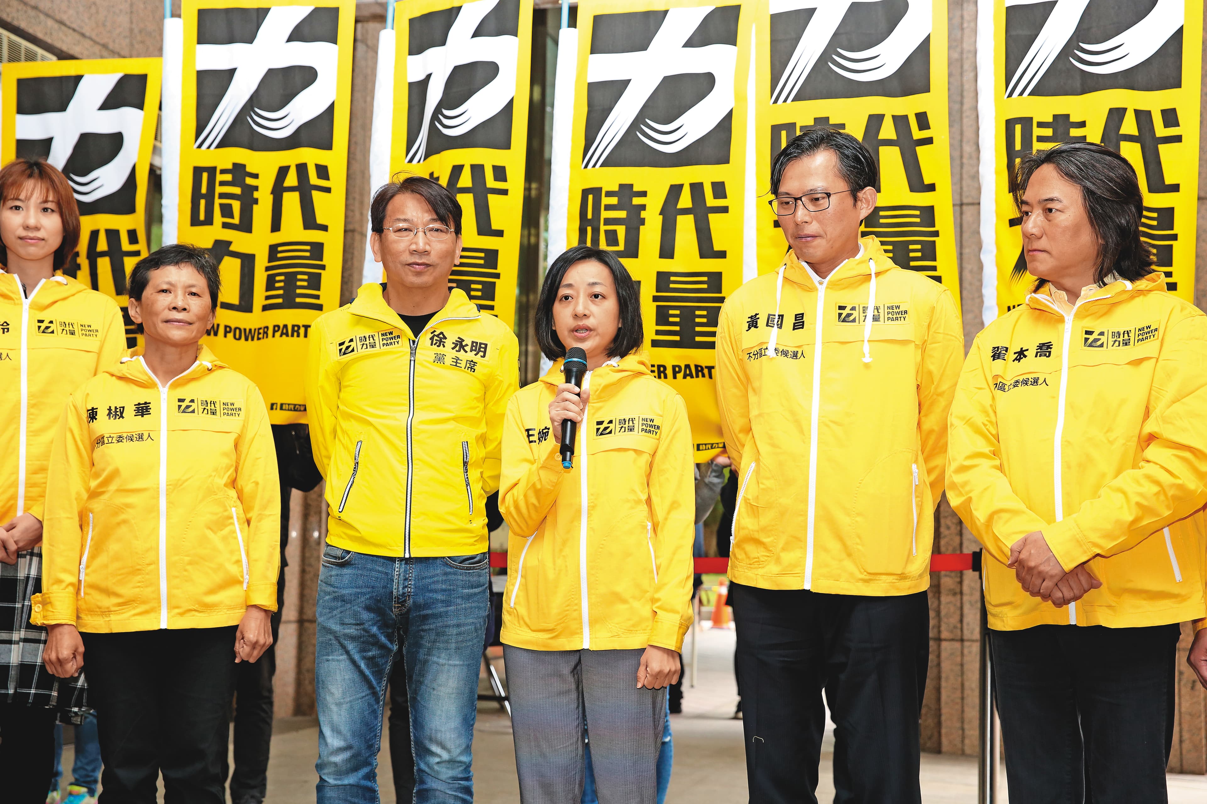 時代力量號召選民把「立院戰神」黃國昌（右2）留在國會，也強打「小燈泡媽」牌，要用王婉諭（右3）的溫柔、堅定的形象催出選票。
