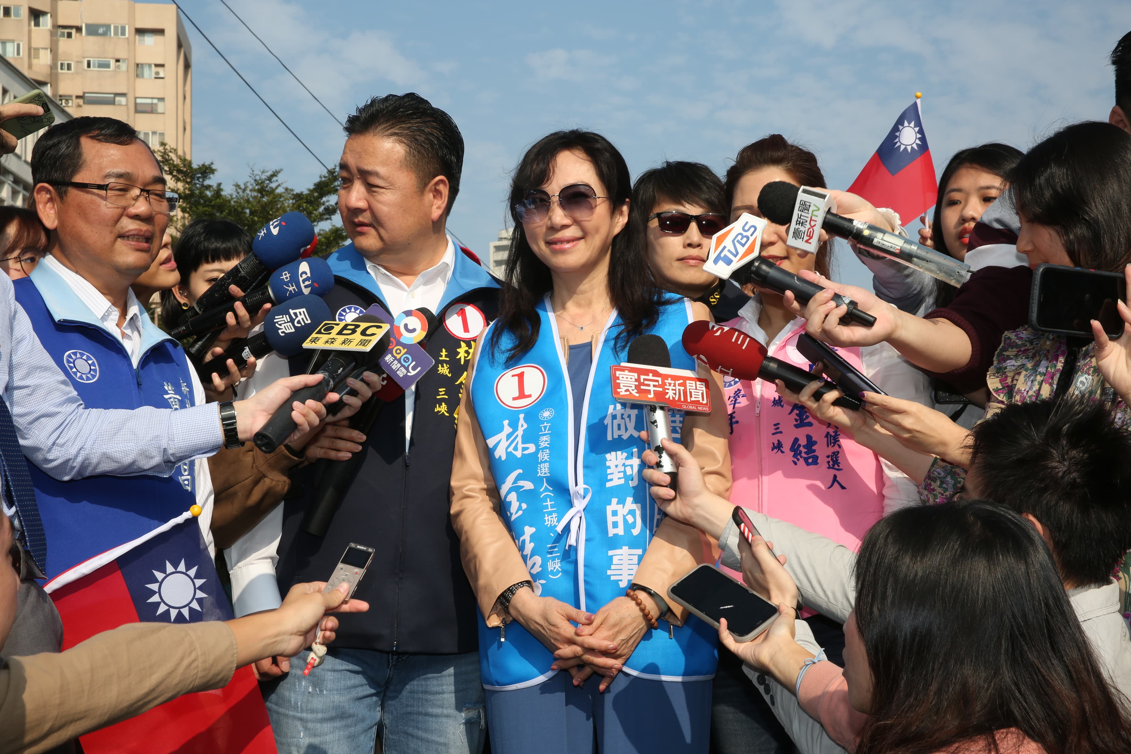 李佳芬昨日替丈夫韓國瑜勤跑行程，圖為李佳芬陪同林金結土城騎車掃街拜票。