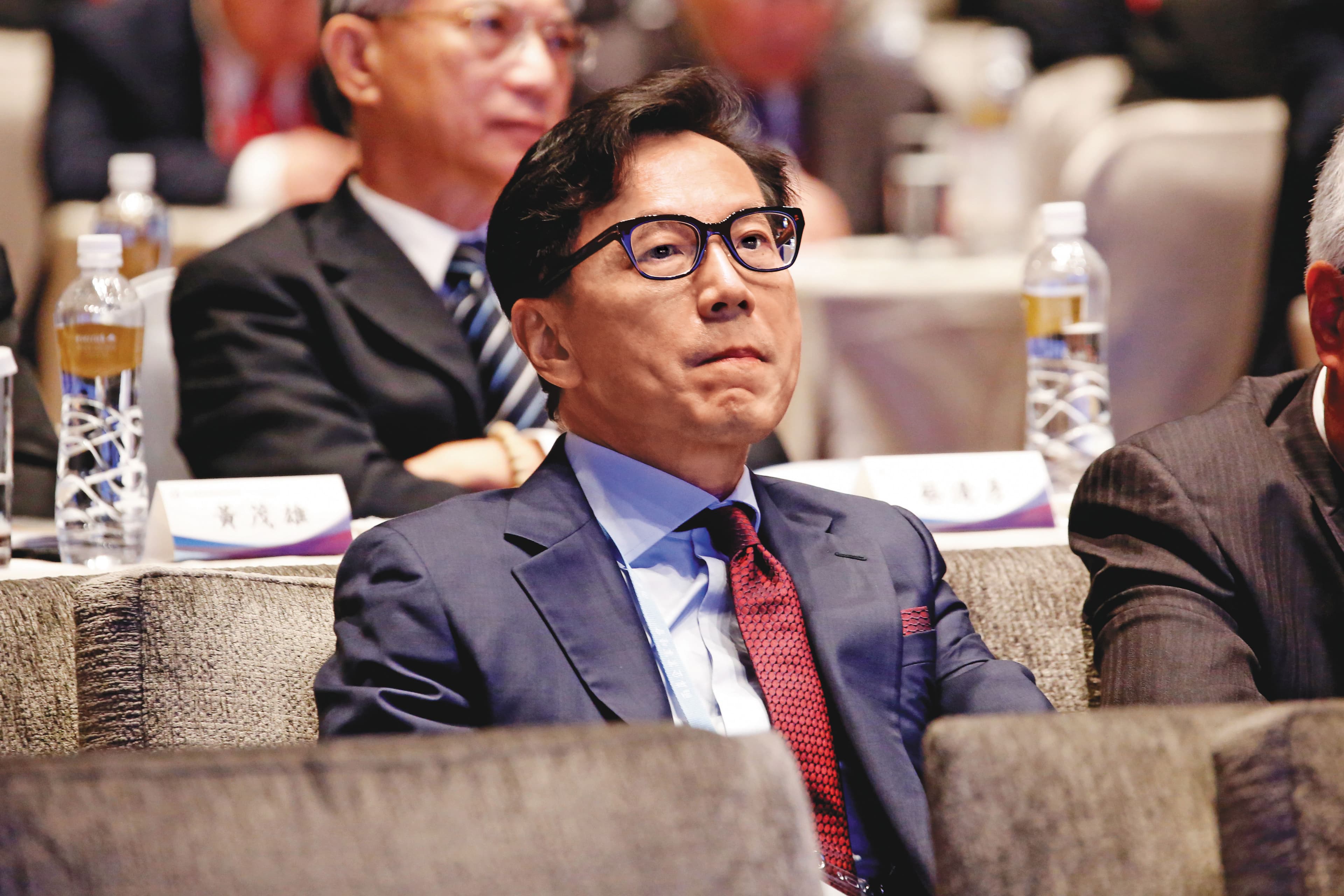 台灣大董事長蔡明忠算盤撥得精，外傳可能找盟友亞太電信合作。