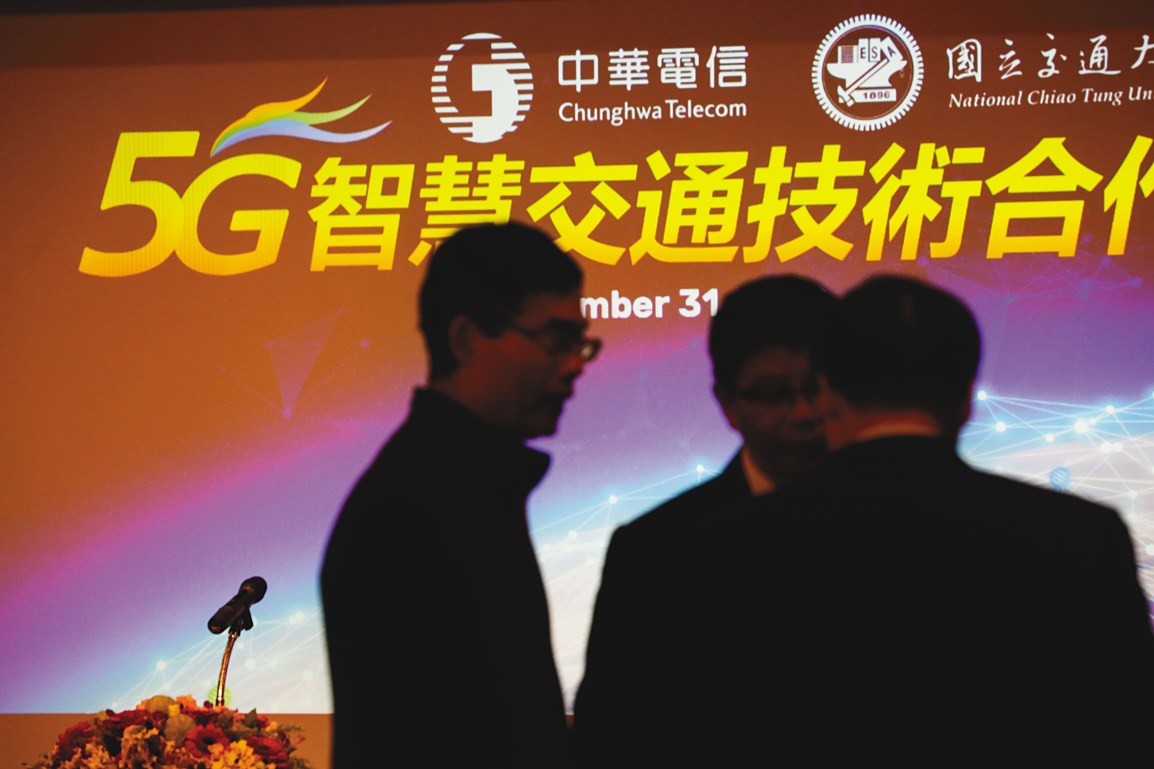 中華電信是國內最大電信業者，董事長謝繼茂認為，砸錢拚買頻譜值得。