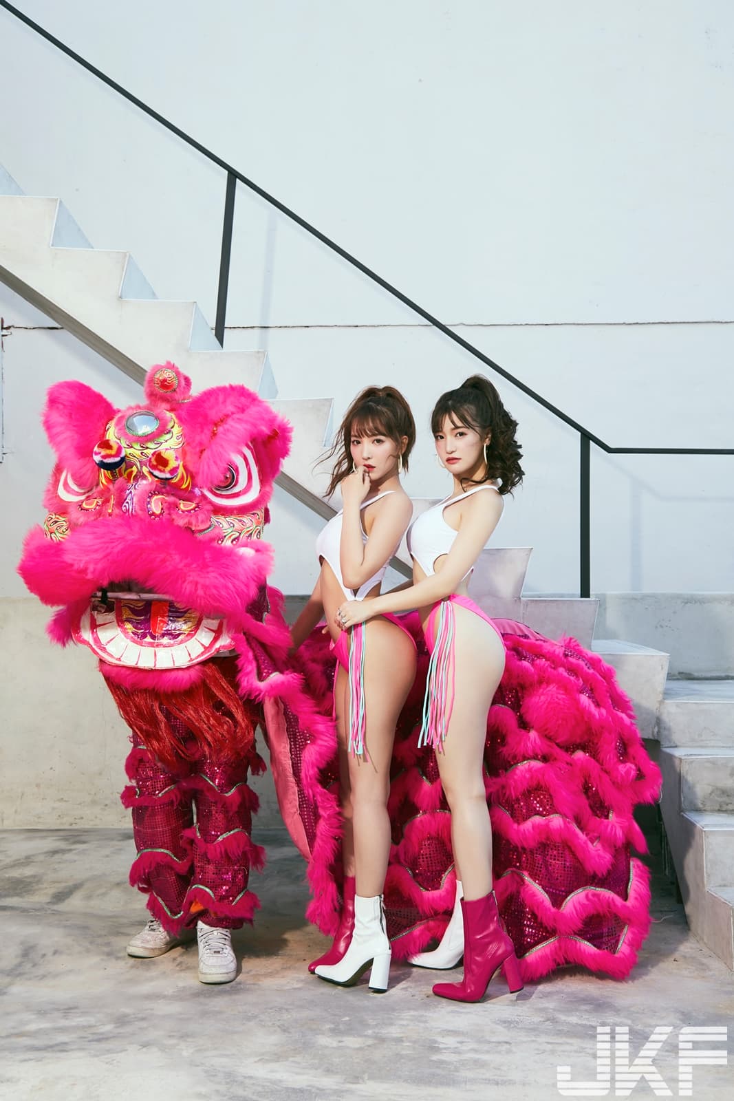 三上悠亞與高橋聖子打扮同款造型，展露性感好身材。（JKF提供）