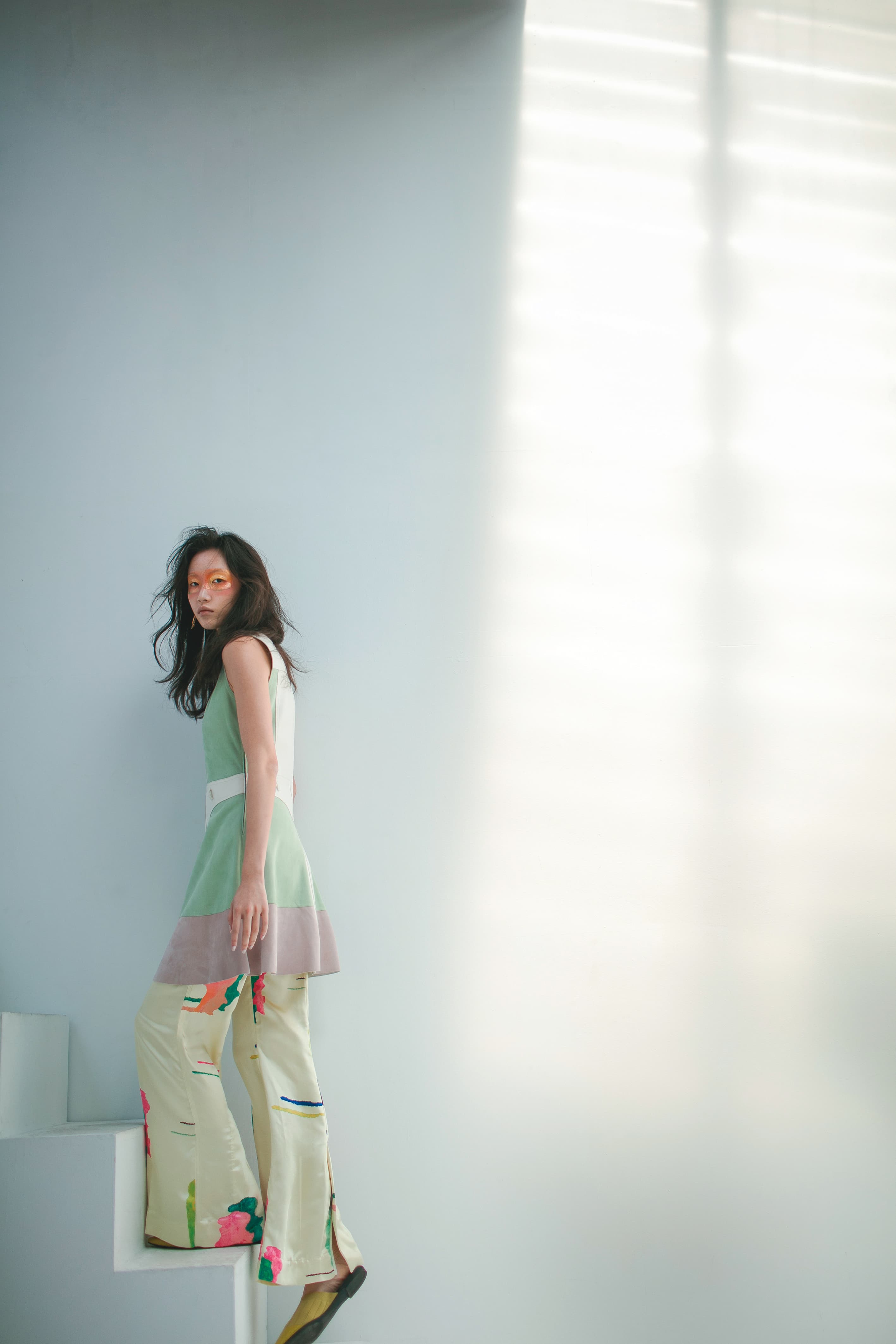 撞色拼接皮革洋裝，NT$76,600，by LONGCHAMP；緞面色塊長褲，NT$2,999 by H&M STUDIO；芥末綠針織穆勒拖鞋，NT$1,590，by CHARLES & KEITH；Bonnie耳環，NT$14,100，by CHLOE。