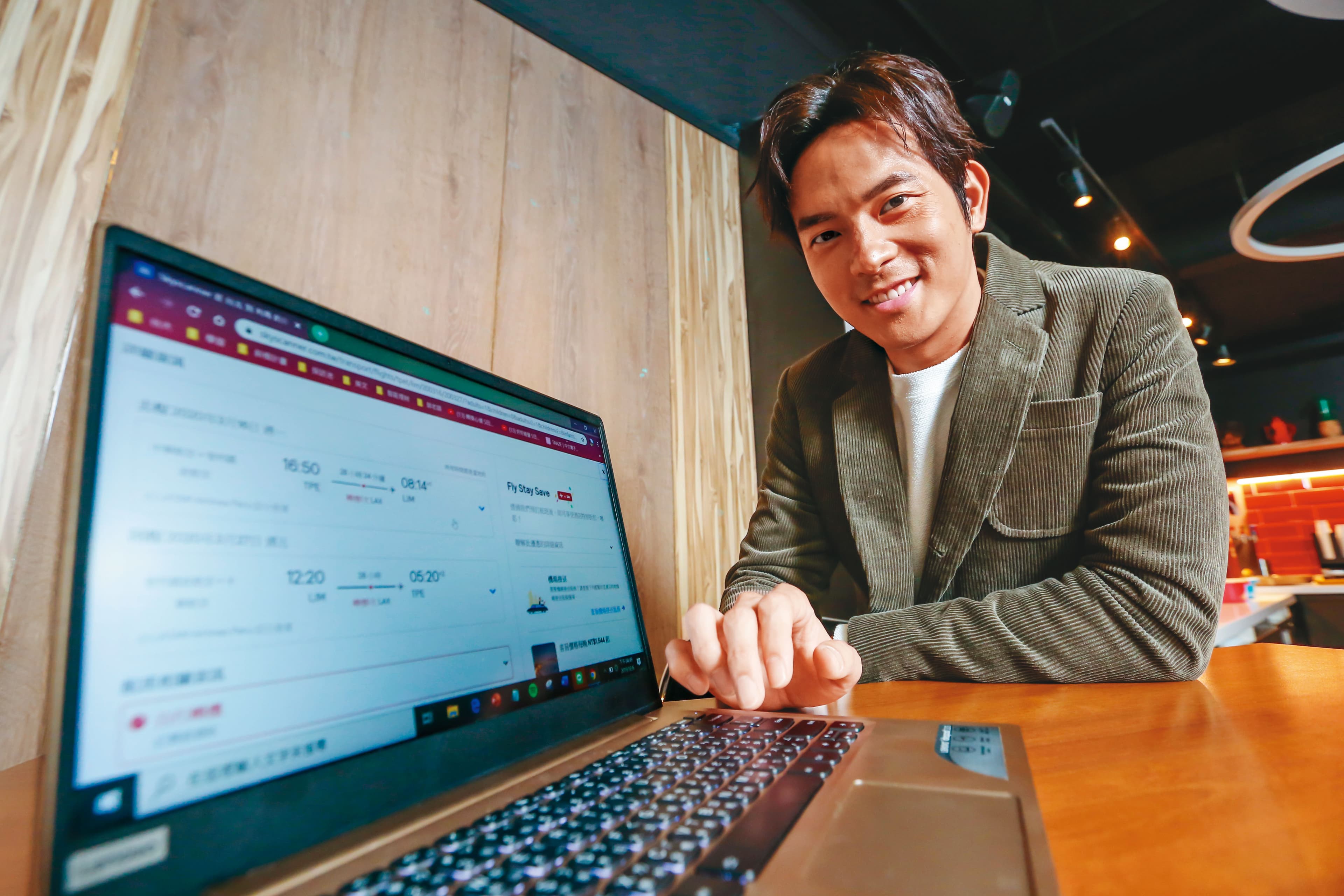 宥勝認真瀏覽機票比價網，發現飛往秘魯利馬的機票比3年前更便宜了。