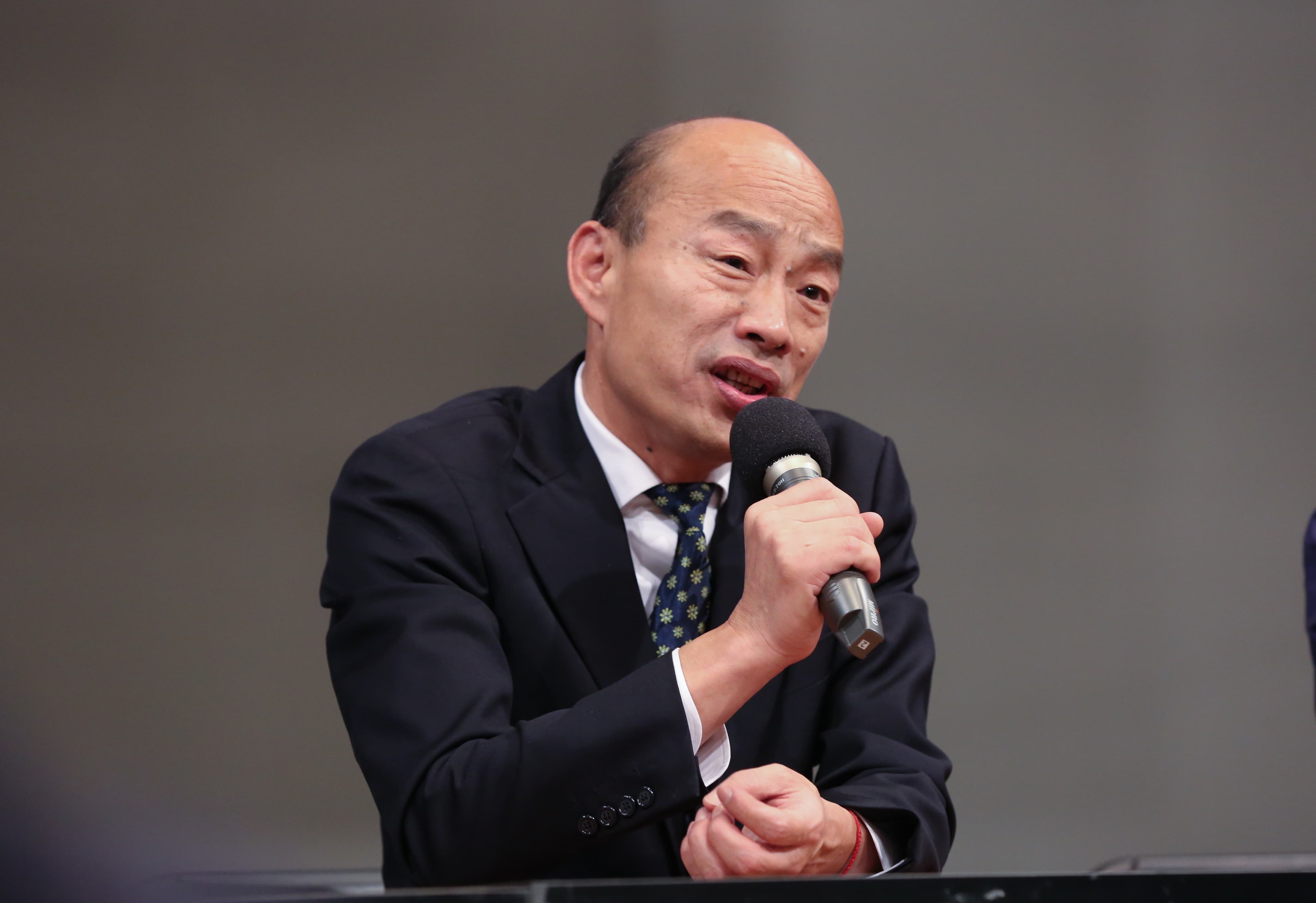 宋楚瑜提到上個月29日總統辯論會，他70幾歲從頭到尾都沒有動，但是韓國瑜（圖）站不了幾分鐘就要坐下，體力比他還差。