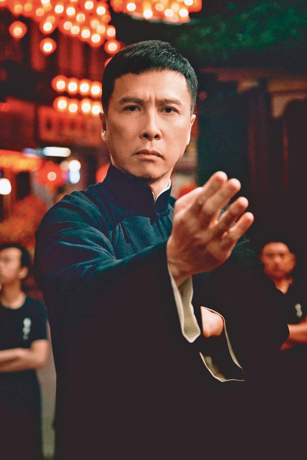 甄子丹演了11年的《葉問》，戲外形象也愈來愈有戲裡葉問的人格特質，都是沉穩、充滿正能量，且愛老婆的好男人。（華映提供）