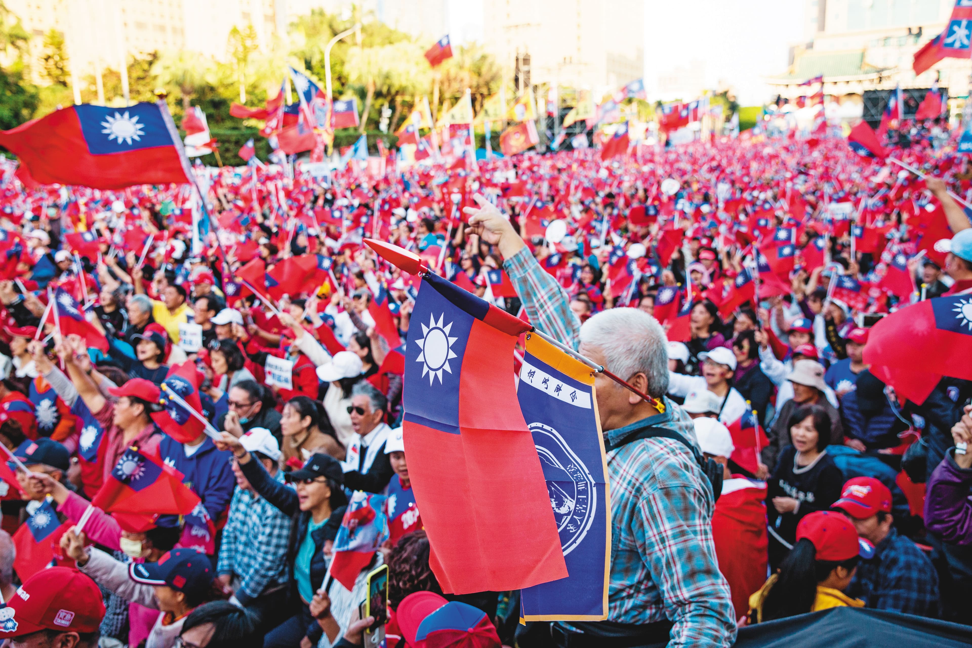 投票前48小時，韓國瑜在總統府前舉辦「台灣安全，人民有錢」造勢活動，宣稱百萬人挺韓，最後仍敗選。