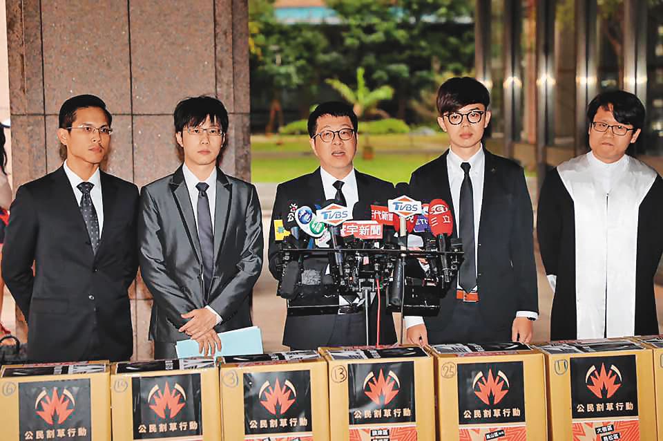 罷韓四君子尹立（右2）等人，去年12月底向中選會送交32箱連署罷免韓國瑜的3萬份提議書，罷韓正式啟動程序。（翻攝自Wecare高雄臉書）