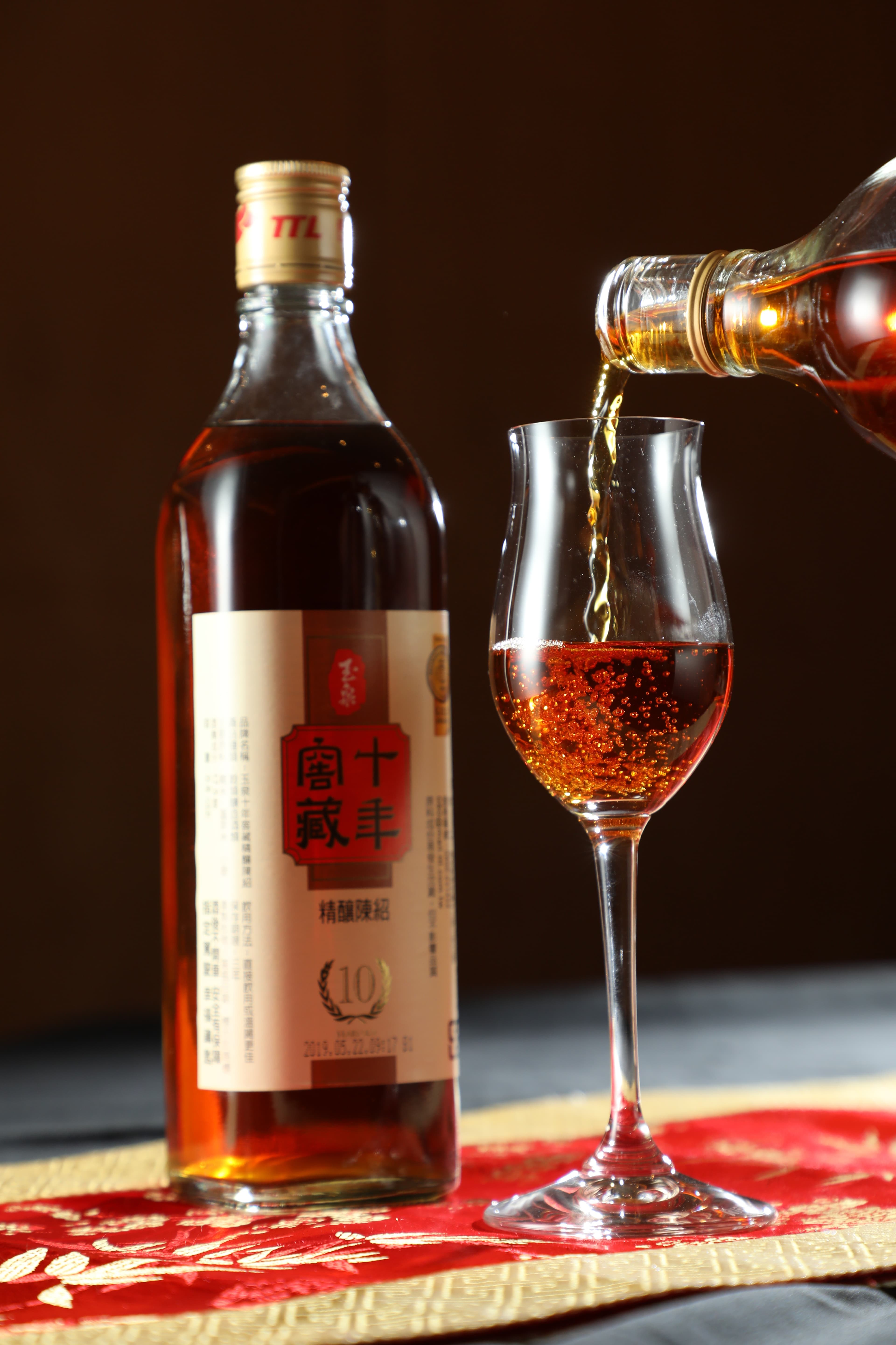 微酸的「玉泉十年窖藏精釀陳紹」包覆鹹香的焗龍蝦，酒菜重量齊驅，香氣更顯豐富（1,600元／瓶）