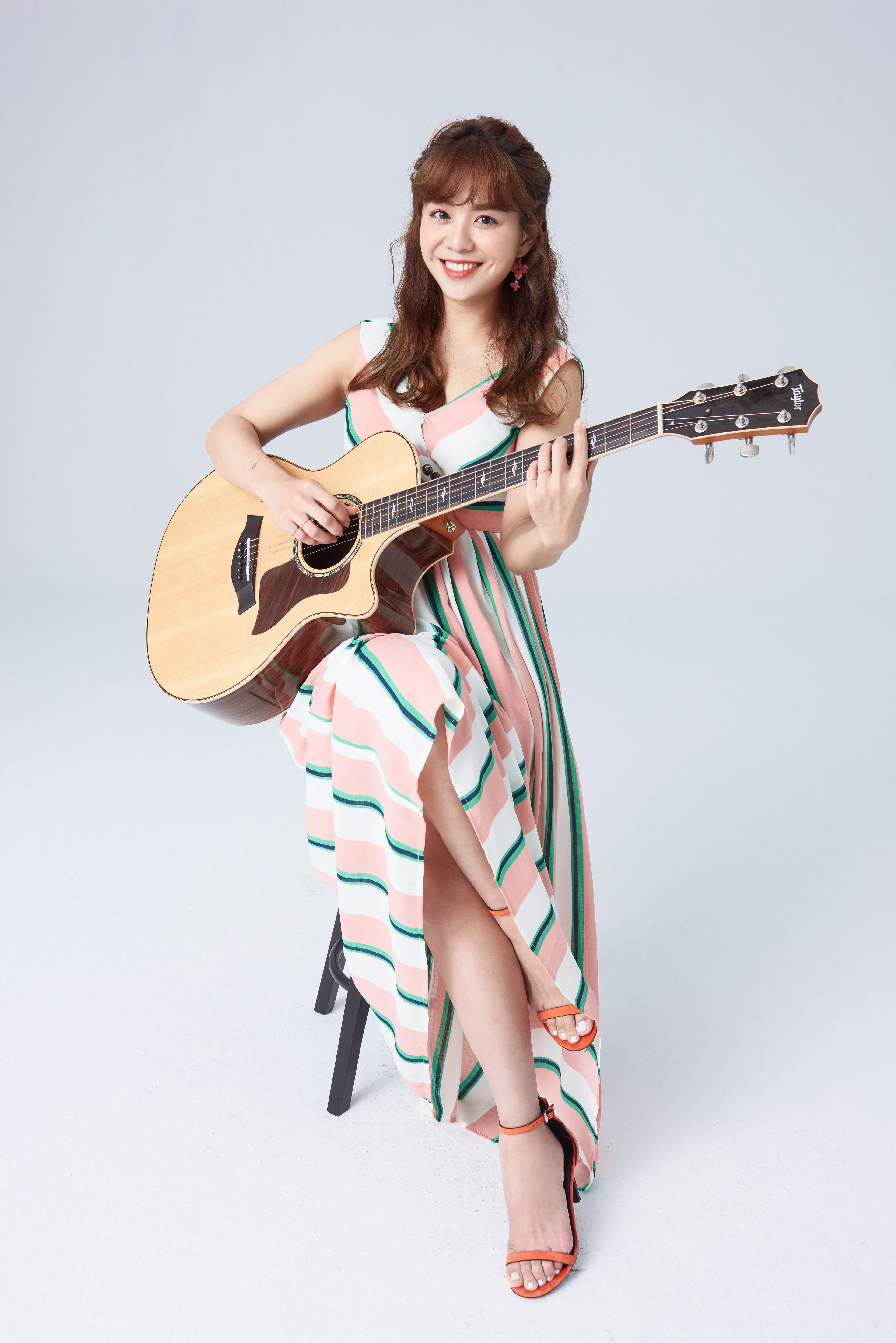 為了突顯作品，每首歌曲裡都由紀儀羚演奏木吉他。（禾酷音樂提供）