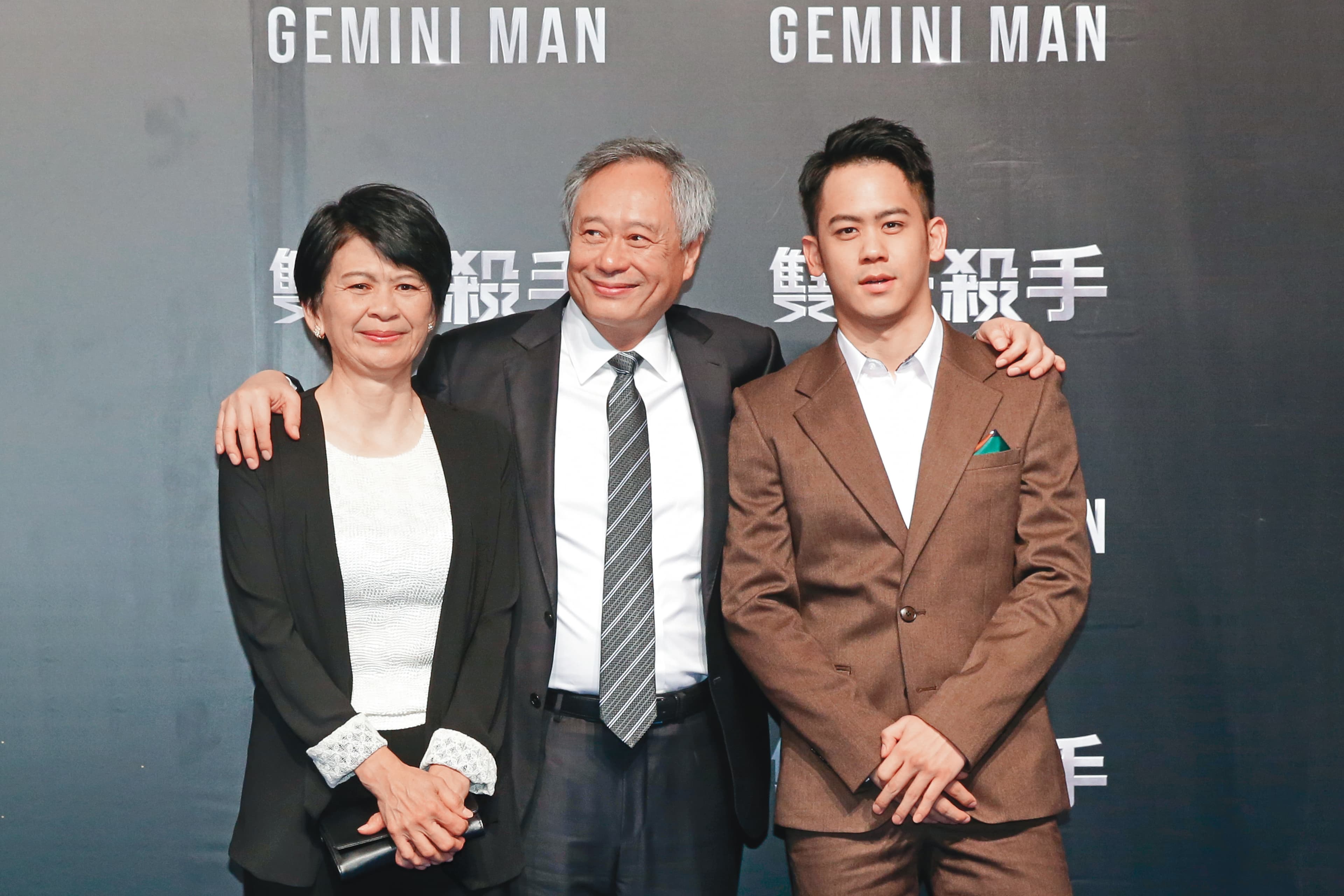 李安（中）去年底返台宣傳《雙子殺手》，帶著老婆林惠嘉（左）同行，也順勢拉兒子李淳（右）一起露臉。