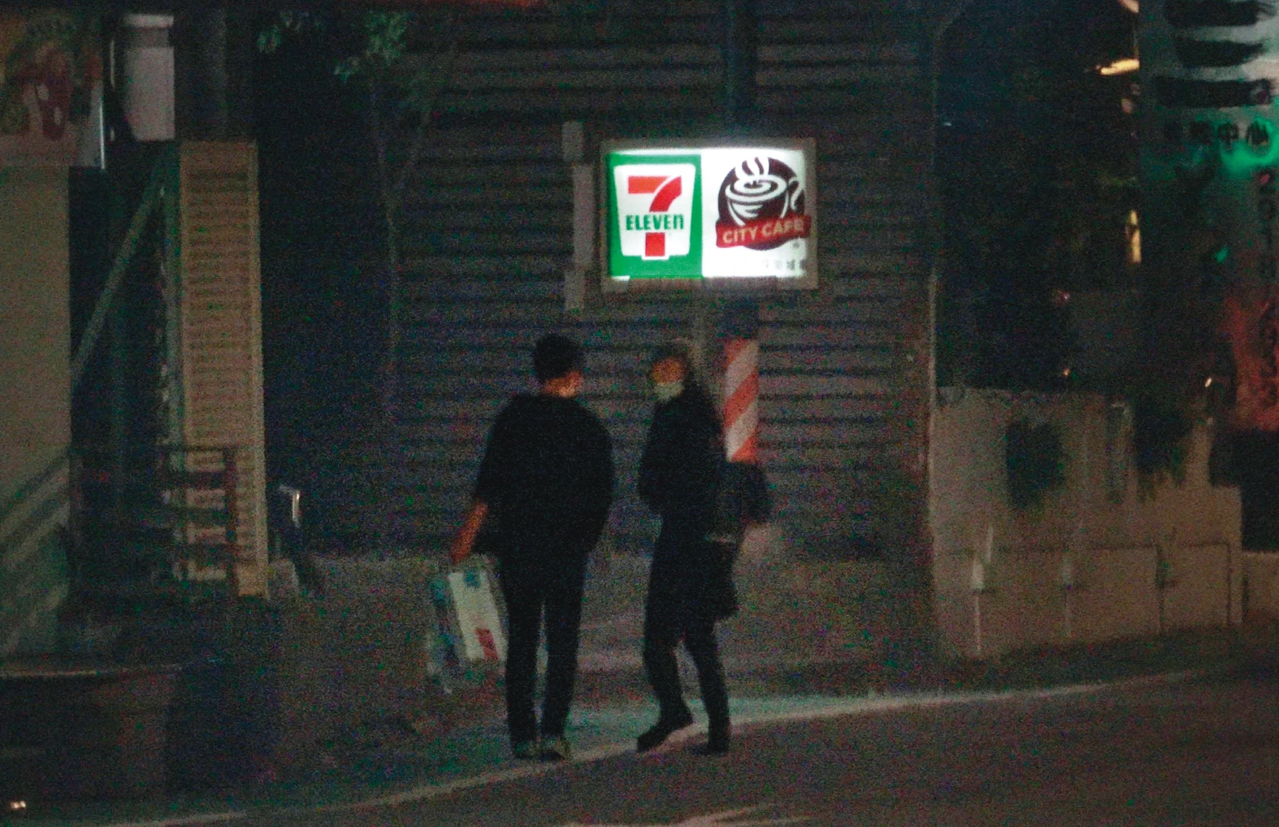 2019/12/25 02:35 李淳（左）發現本刊後，與女友（右）分頭行進。